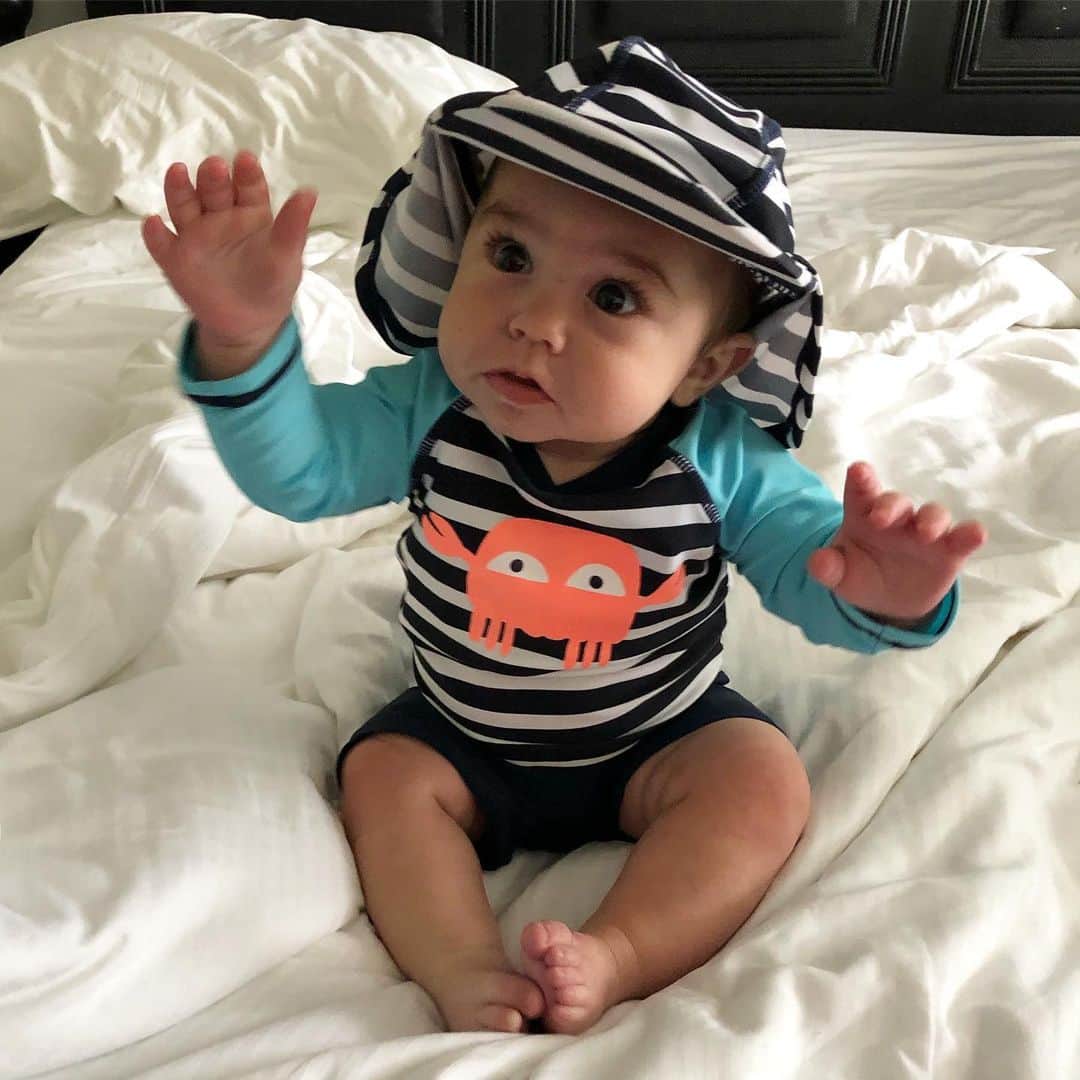 ディーナ・ニコール・コルテーゼのインスタグラム：「He’s ready for a day in that Aruba sun 🌴☀️」