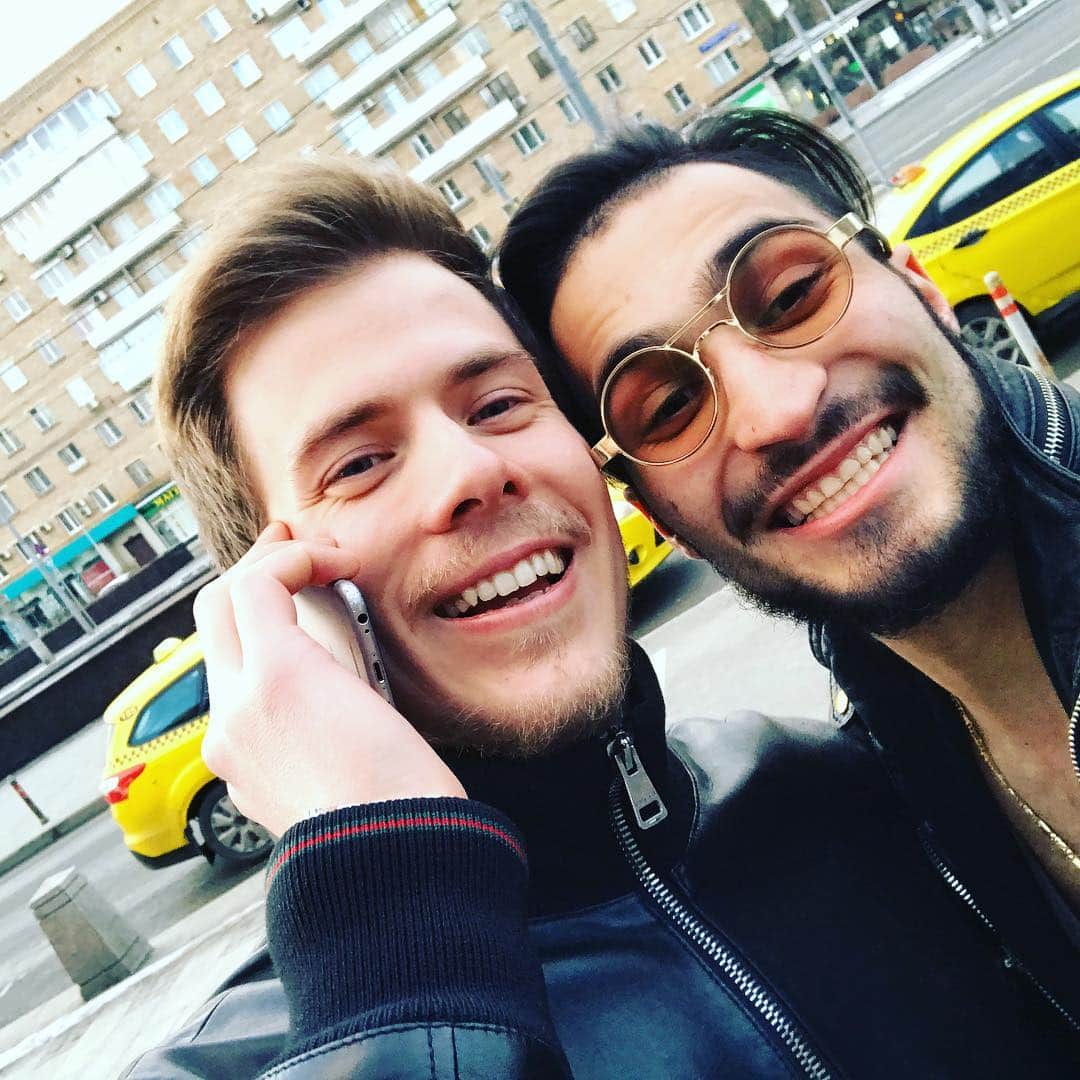 イヴァン・リギーニのインスタグラム：「С Днем Рождения @nikita_katsalapov ✨✨✨Мой родной братик, хочу пожелать тебе самое главное здоровья тебе и твоим близким, яркого света в твоём жизненном пути, всегда будь таким же целеустремлённым, веселым и сильным, терпения вагон и конечно же зелени как бонус за упорный труд!Только вверх, только вперёд! Я всегда с тобой! Люблю и очень ценю за все🎁✨ Моя семья🙏🏽 Ещё раз с Днём Рождения! 28 это ещё только начало 🤘🏽 #happybirthdaybro #happybirthday #family」