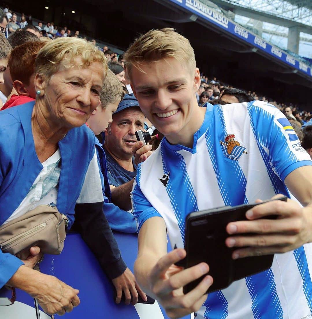LFPさんのインスタグラム写真 - (LFPInstagram)「Which #LaLigaSantander player would you like to take a selfie with? 🤳🏻 • #LaLiga #LaLigaSantander #RealSociedad #Odegaard #Football #Selfie」7月10日 23時55分 - laliga
