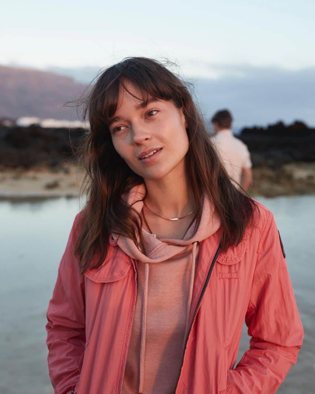 のインスタグラム：「Discover a world of new adventures with the Tiger Spring by your side. Lightweight, strong and functional! . . . #parajumpers #pjs #pjsfriends #jacket #spring #summer #springsummer #springcollection#newcollection #adventurer #springtime#springishere #nature #adventure #explore#traveller #explorer #jackets #jacket#mountain #lake #pinkjacket #masterpiece #TIGERSPRING」