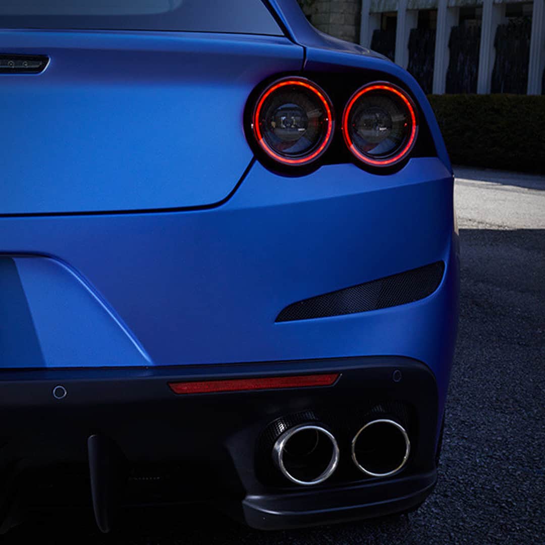 フェラーリさんのインスタグラム写真 - (フェラーリInstagram)「Refined elegance for the #FerrariGTC4LussoT’s streamlined shape and fastbacklike silhouette. #Details #ItalianDesign」7月11日 0時00分 - ferrari