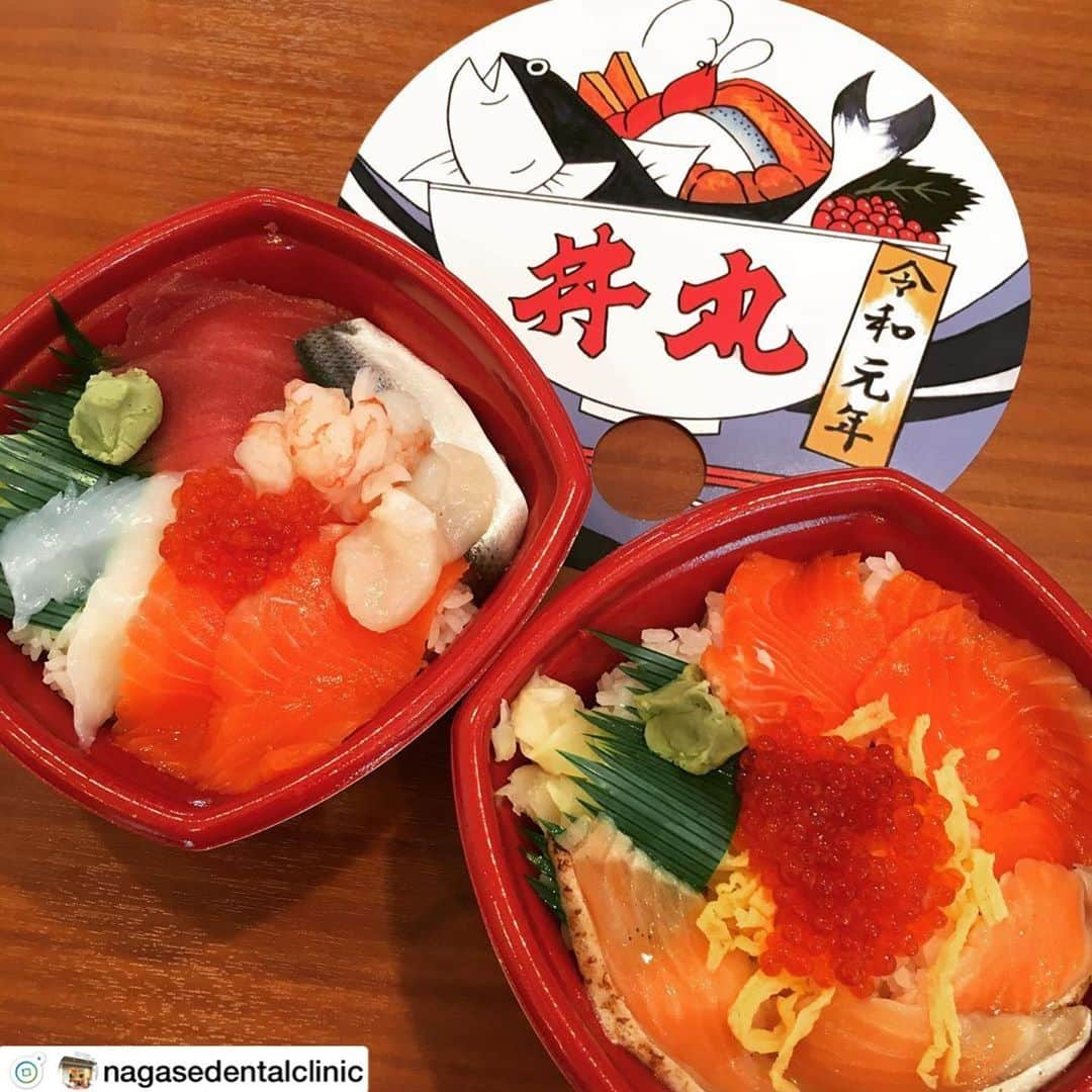 丼丸さんのインスタグラム写真 - (丼丸Instagram)「ㅤㅤㅤㅤㅤㅤㅤㅤㅤㅤㅤㅤㅤ ながせデンタルクリニックです🦷 最近スタッフのお昼ごはんで人気な 医院近くの#どんまる さんの海鮮丼😍 安くてめっちゃ美味しいですよ➿💛💛💛 #3周年 おめでとうございます🎉 可愛いうちわを頂いちゃいました！！ 巷で人気の#uvereats もやってるそうです☺️♪ ㅤㅤㅤㅤㅤㅤㅤㅤㅤㅤㅤㅤㅤ #ながせデンタルクリニック#歯医者#ランチタイム#休憩#海鮮丼#丼丸#深江#東灘区#神戸#歯科衛生士#歯科助手#ワンコイン」7月11日 0時01分 - donmaru_official