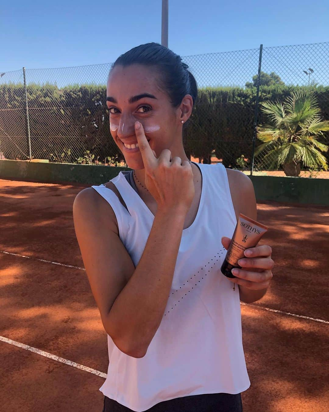 キャロライン・ガルシアさんのインスタグラム写真 - (キャロライン・ガルシアInstagram)「Clay court season part II 💪🏻👊🏻 Cette semaine ça tape fort sous soleil et sur le court🌞🎾 pour preparer Lausanne Merci @sothysparis de prendre soin de ma peau avec cette gamme solaire, protection optimale !  #training #suncare #flywithcaro #sothys」7月11日 0時05分 - carogarcia