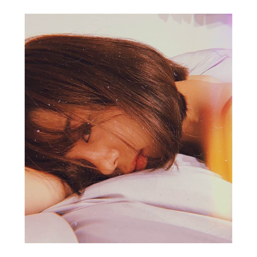 金野美穂さんのインスタグラム写真 - (金野美穂Instagram)「カッカッカッカッ あー動きたくないなぁ カッカッカッカッ あーこのまま寝ちゃおうかな でもお風呂入らなきゃなー カッカッカッカッ カッカッカッカッ カッカッカッカッ... うるさいなぁ  時計と会話 #filmcamera #film」7月11日 0時05分 - kaneno_miho
