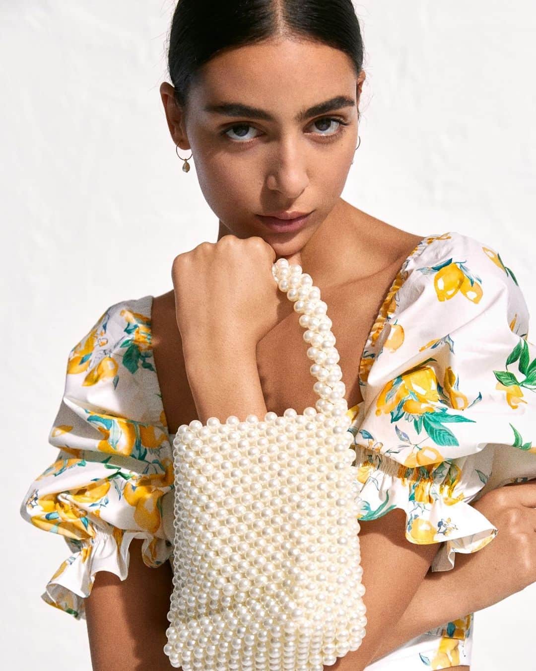 H&Mさんのインスタグラム写真 - (H&MInstagram)「Pearl-tastic! ✨ #HM  Beaded handbag: 0798211001 Cropped blouse: 0791810001」7月11日 0時06分 - hm