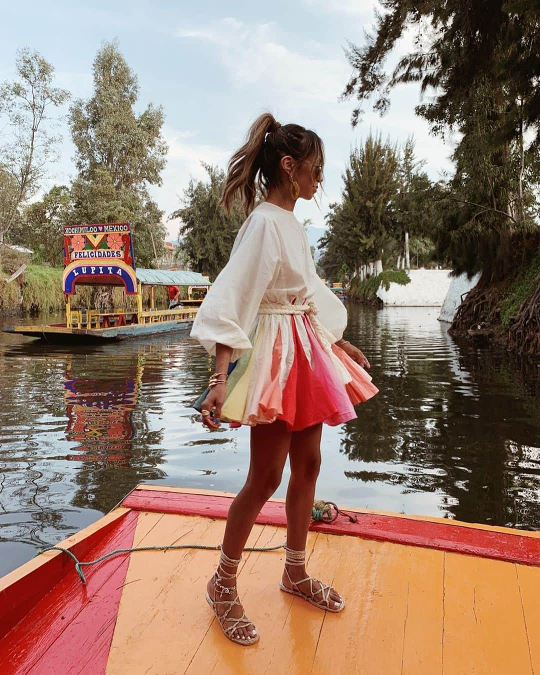 ジュリー・サリニャーナさんのインスタグラム写真 - (ジュリー・サリニャーナInstagram)「Venezia, Mexican style. 🌈 • @shoprhode dress #xochimilco」7月11日 5時34分 - sincerelyjules