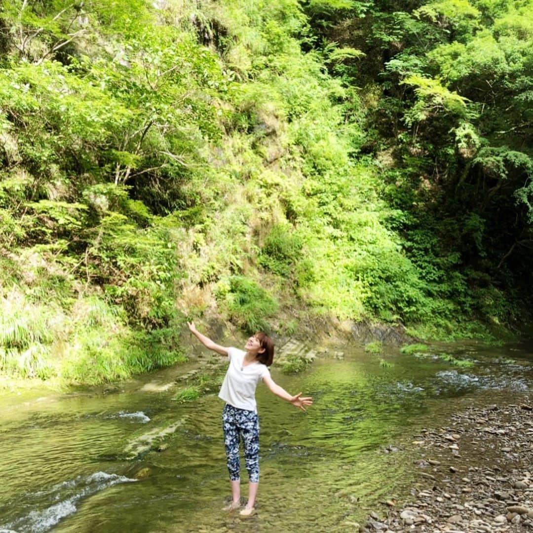 佐藤由季さんのインスタグラム写真 - (佐藤由季Instagram)「私を探さないで下さい・・・ ではなく（笑） 大自然のパワーをたっぷり浴びた チバテレロケとなりました☺️ これで31歳の佐藤由季は、 歩くマイナスイオンになれそうです🙋‍♀️笑 裸足で川に入っちゃったり… 30超えてもはしゃいでいてすみません😅笑このロケのオンエア日は また近くなったらお知らせしますね❤️ ちなみにもちろん！！ ロケのお昼は・・・カレー🍛 しかも、ジビエカレー😍 コクがあって美味しかった〜🤤💕 バースデーメッセージ下さった皆さん、 ありがとうございました☺️ #チバテレ  #ウィークリー千葉県  #ロケ  #大自然  #マイナスイオン  #最近癒し動画が多い  #水のせせらぎ  #バースデー  #納豆の日  #31歳になりました  #意外と ！？ #歳いってます （笑） #隠しませんよ （笑） #いつまでも子供心を忘れない  #川遊び  #ジビエカレー  #カレー女子  #カレーマイスター  #佐藤由季」7月11日 0時14分 - yukisato0710