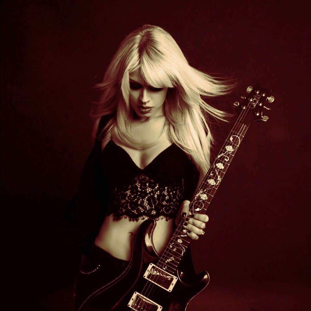 オリアンティさんのインスタグラム写真 - (オリアンティInstagram)「🔮 @prsguitars」7月11日 0時22分 - iamorianthi