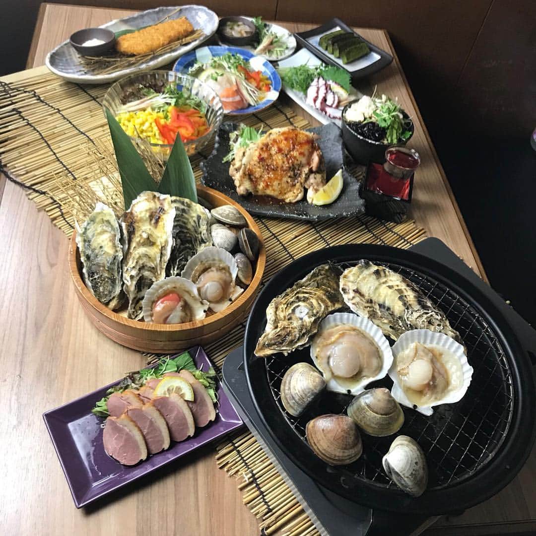 鶏魚 谷町のインスタグラム：「鶏魚です！しーちゃんです🎶 セミが鳴き始めましたねー(;ﾟДﾟ)! まだまだ梅雨空ですが、暑気払いでコース料理はいかがですか？浜焼きコースもありますよ♡ #セミが鳴きだした #梅雨空 #鶏魚 #大阪 #谷町四丁目 #駅近 #セルフ飲み放題 #地域最安値 #コース #座敷 #個室 #貝盛り放題 #ガンガン焼き #あさり #はまぐり #ホンビノス貝 #牡蠣 #さざえ #飲み会 #女将」