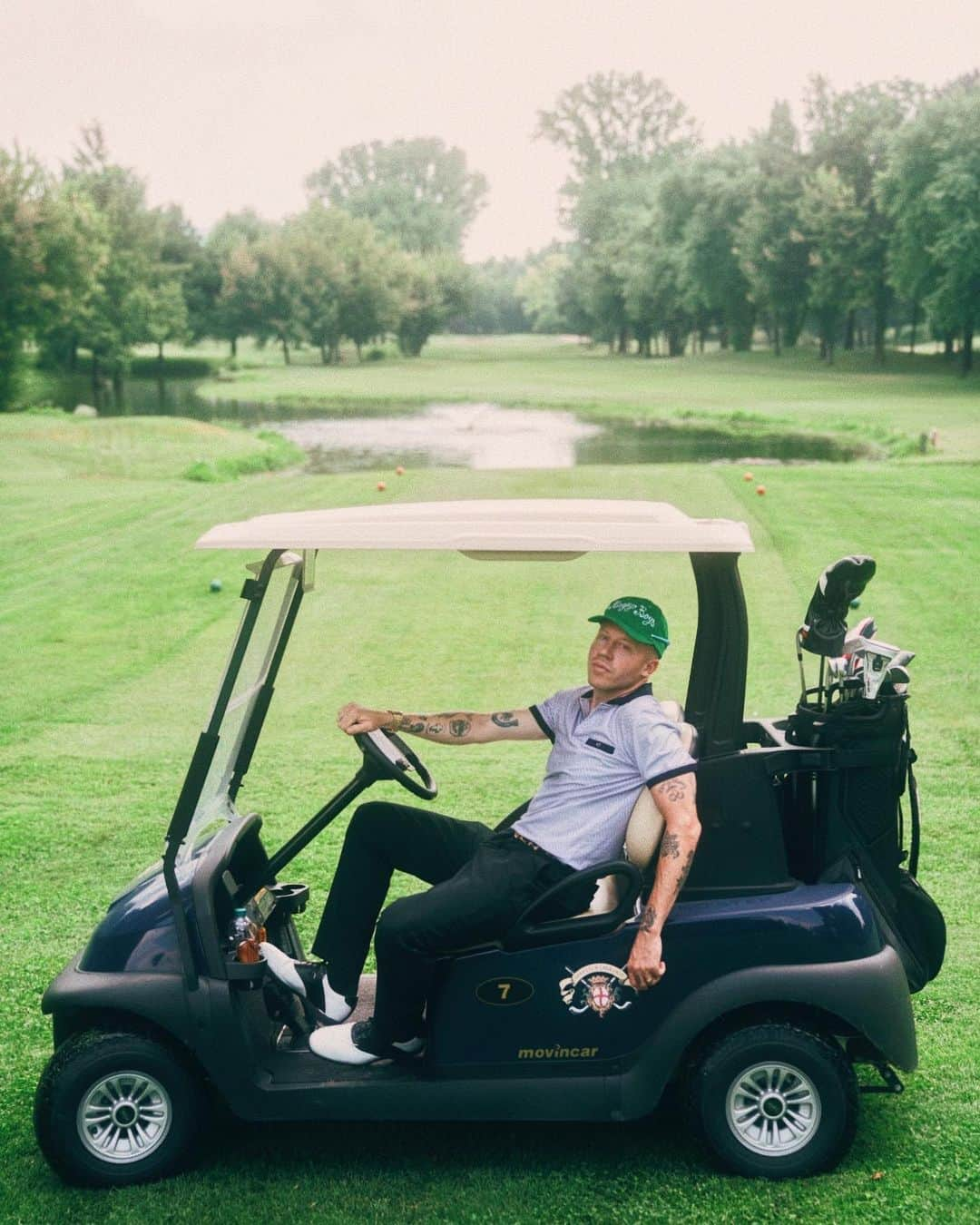 マックルモアーさんのインスタグラム写真 - (マックルモアーInstagram)「Rapping and playing golf in the most gorgeous places.  Around people I love and the best fans.  I’m happy bruh.  Barolo Italy 🇮🇹. Photo: @jmdmcreative」7月11日 0時34分 - macklemore