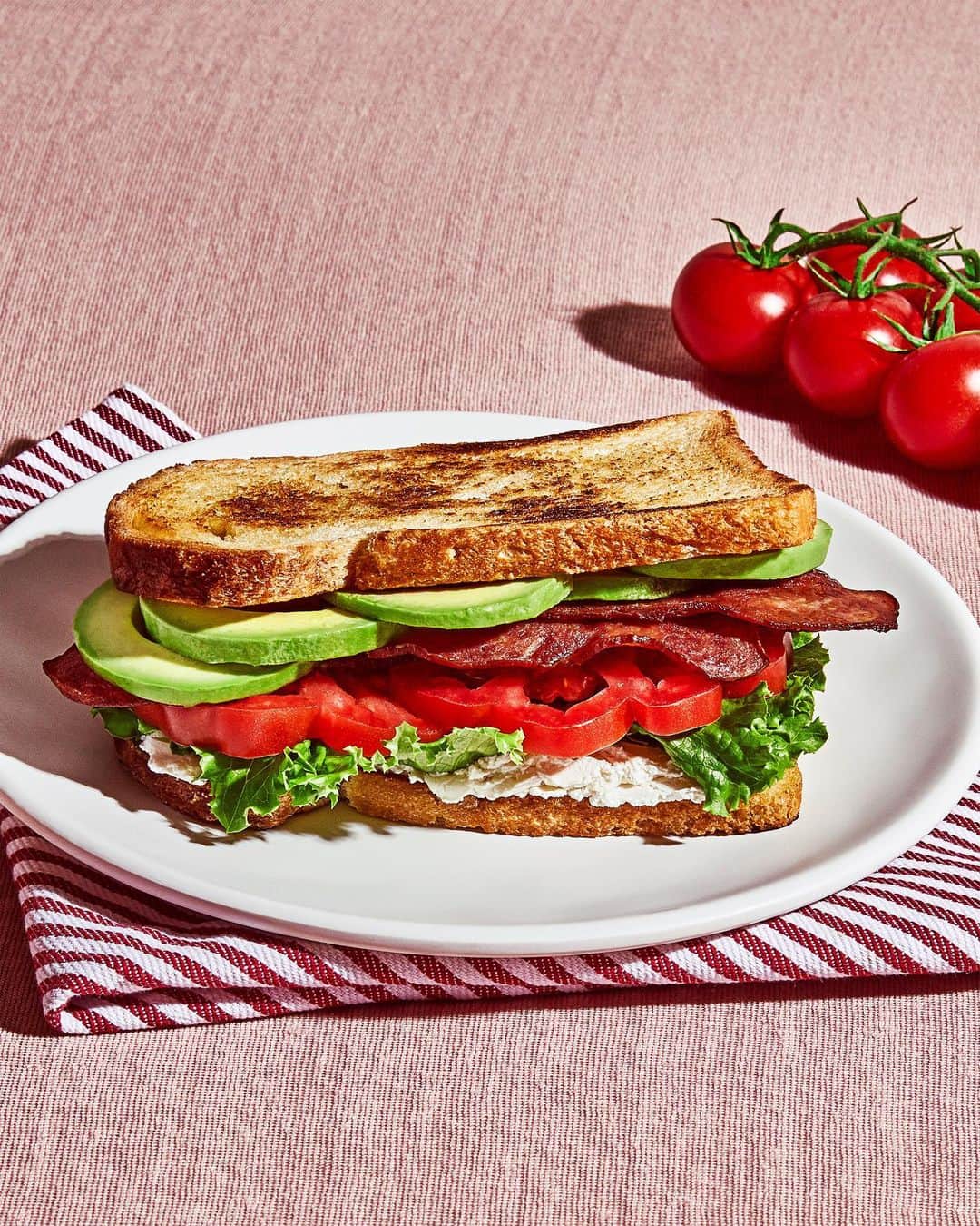 のインスタグラム：「Picnic everywhere with limited edition menu items, now at the Chobani Café! Try our Avocado BLT, made with @balthazarny Pullman bread toasted to perfection, piled high with smoked labneh, avocado, turkey bacon, romaine lettuce, and heirloom tomato. 📷 @codyguilfoyle」