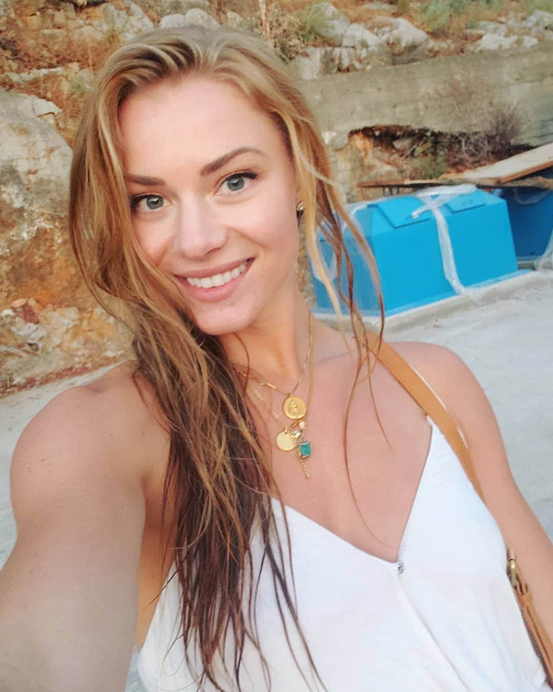 Nikki Leighさんのインスタグラム写真 - (Nikki LeighInstagram)「Where ever I travel to is my happy place 🇬🇷💙🌏」7月11日 0時35分 - missnikkileigh