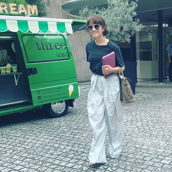 風間ゆみえのインスタグラム：「先日の福岡Biotopで買ったSeyaのＴシャツ シャリ感のあるドライなコットン素材が暑がりな私には最高の逸品。襟のあき具合も私好み💯 @ramusio_biotop #yumie_k_style」