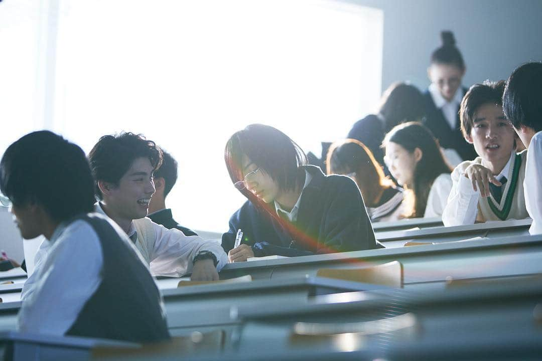 山戸結希のインスタグラム：「ー 青土社発刊「#ユリイカ」2019年7月号 ✳︎特集＝山戸結希 『#おとぎ話みたい』『#溺れるナイフ』『#21世紀の女の子』から『#ホットギミックガールミーツボーイ』へ ー 〈鋭く尖った感受性そのままをスクリーンに映し出す唯一無二の才能で、いま最も注目されている映画監督である新鋭・山戸結希。大ヒットとなった『溺れるナイフ』を経て6月28日全国公開される最新作『#ホットギミック』では、副題に「#ガールミーツボーイ」を掲げる。一作ごとにより強く輝きを増すその鮮烈なまなざしをめぐる、一大特集〉 ー ■インタビュー 山戸結希は映画の未来を確信する——主体として立ち上がる“女の子”　／　山戸結希（聞き手・構成＝月永理絵） ー ■恋に一番良く似た芸術 共犯関係　／　井土紀州 ふつうの女の子　／　上埜すみれ パフォーマンスからスペクタクルへ——山戸結希試論　／　木下千花 映画と女の子——ガールミーツシネマ　／　黒木萬代 あなたとだれか　／　最果タヒ  ー ■アンケート わたしと山戸結希 有馬和樹（おとぎ話）／の子（神聖かまってちゃん）／松本花奈／小原治／飯田エリカ／竹内里紗／東佳苗／安川有果／井樫彩／ふくだももこ／坂本ユカリ  ー ■女の子が女の子を愛するということ 拝啓“映画とるこ”山戸結希様　／　玉川桜 わたしたちは、何度でも生まれ変わる。　／　羽佐田瑶子 互いの居場所をつくりあう　／　ストウミキコ 〈私たち〉はこれから、〈女の子〉へと向かう——山戸結希における〈女の子〉を巡って　／　豊彩夏  ー ■山戸結希のまなざし 『21世紀の女の子』はセルロイドの天井を突き破ることができるか——『装苑』との試みと衣装に託したメッセージ　／　関根麻里恵 静かにつながる女性たち、饒舌に孤立する少女たち——アメリカの女性映画作家と山戸的「女の子」映画　／　菅野優香 誰のためでもない映画——アジア映画と日本アイドル文化の変遷からみる山戸映画の特異性　／　夏目深雪 少女たちの爆発を待ちながら——山戸結希映画の音楽　／　木津毅  ー ■『ホットギミック ガールミーツボーイ』をめぐって 山戸監督へ　／　相原実貴 青空とクレーン——『ホットギミック ガールミーツボーイ』にみる山戸結希の詩学　／　今村純子 からっぽの女の子が〈映え〉な世界でキラキラしてる。——『ホットギミック ガールミーツボーイ』論　／　河野真理江 女の子のためのマンガから女の子のための映画へ——ふたつの『ホットギミック』の比較検討　／　日高利泰  ー ■山戸さんのこと 苦しみがすごくきれいに見える　／　泉まくら ミーツ、そのあと。　／　志磨遼平（ドレスコーズ） そういえば俺、女子高生だったことがない！　／　高橋栄樹 Live forever——映画という具体的な愛のやり方　／　戸田真琴  ー ■永遠の少女たち 終わることのないゆるやかな地獄のなかで　／　石原海 みなみ、すみれ、そしてモブ——『Her Res ～出会いをめぐる三分間の試問3本立て～』をめぐって　／　河野聡子 名状されない何か——山戸結希『おとぎ話みたい』をめぐって　／　大久保清朗 山戸作品における身体——メルロ=ポンティの哲学を糸口に　／　中澤瞳 『5つ数えれば君の夢』に見る〈少女〉たちの関係　／　赤枝香奈子  ー ■資料 山戸結希主要作品解題　／　冨塚亮平 ー a lot of thanks for love, #有馬和樹 #おとぎ話 #の子 #神聖かまってちゃん #松本花奈 #小原治 #飯田エリカ #竹内里紗 #東佳苗 #安川有果 #井樫彩 #ふくだももこ #坂本ユカリ #高橋栄樹 #戸田真琴 #石原海 #河野聡子 #大久保清朗 #赤枝香奈子 #冨塚亮平 #ha #青土社 #ユリイカ」