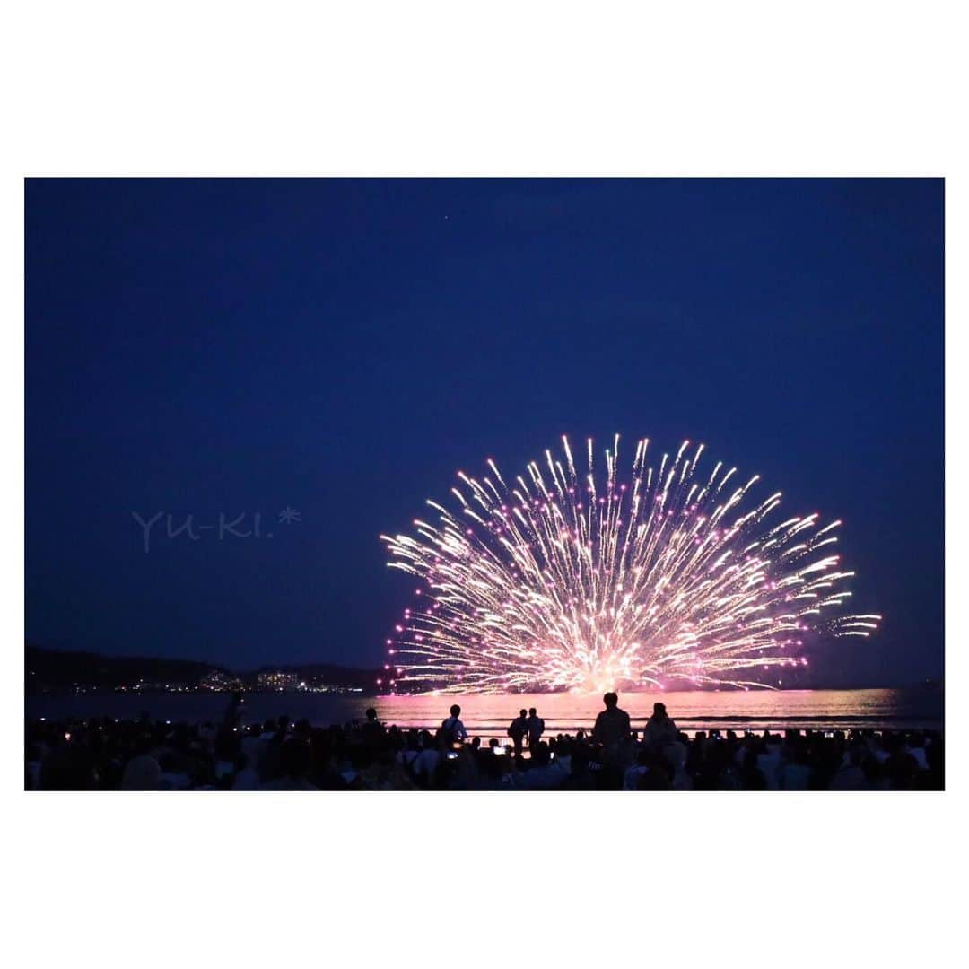 二見夕貴さんのインスタグラム写真 - (二見夕貴Instagram)「. 鎌倉花火大会2019＊＊ . コンディション最高で めちゃくちゃ綺麗でした♡♡ 今日だけ晴れとかどんな😍 . . 終始立ってる人( 歩いてる人 )いたけど 好みのシルエット写真撮れたから満足◎笑 空がきれいでした♡♡ . #Canon  #EOSkissM .」7月11日 0時44分 - yyyuki___