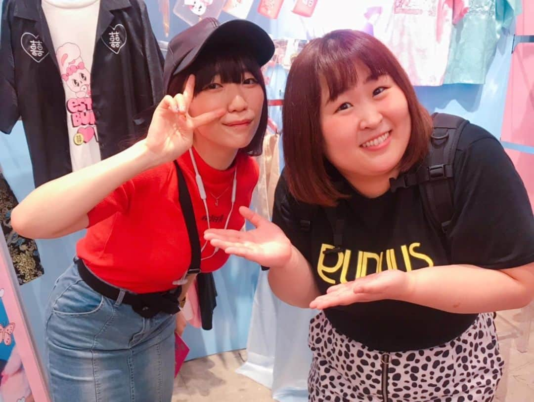 ぱいぱいでか美さんのインスタグラム写真 - (ぱいぱいでか美Instagram)「今日はWEGOとW♡Cの合同展示会へ行ってきました❤︎ 事務所の後輩のエドちゃんに付き合ってもらったよ〜 ꙳ #WEGO #w❤️c #exhibition #tapista #メリーメリーファンファーレ #エドマエ ちゃん #木村ミサ ちゃん #えりなっち さん #3時のヒロイン #かなで さん ꙳ 今回も可愛くて安くてトレンド抑えてて やっぱ最強だなー(T . T)！ W♡Cのクレヨンしんちゃんコラボ可愛すぎたので発売になったら全員買いましょう… エドちゃんと趣味似てるのか、 恋愛革命ロンteeとダンレボコラボの靴下お揃いでつけてきちゃった✔️ 双子コーデするっきゃ内閣△ 展示会でいろんな方にお会いしました〜☻ ミサちゃん、えりなっちさん、かなでさん！ キカちゃんなぴちゃんとかにも会えて嬉しかったよ〜」7月11日 0時45分 - paipaidekami