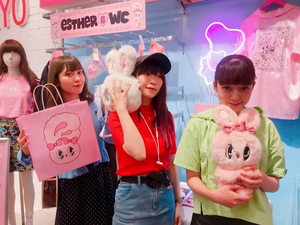 ぱいぱいでか美さんのインスタグラム写真 - (ぱいぱいでか美Instagram)「今日はWEGOとW♡Cの合同展示会へ行ってきました❤︎ 事務所の後輩のエドちゃんに付き合ってもらったよ〜 ꙳ #WEGO #w❤️c #exhibition #tapista #メリーメリーファンファーレ #エドマエ ちゃん #木村ミサ ちゃん #えりなっち さん #3時のヒロイン #かなで さん ꙳ 今回も可愛くて安くてトレンド抑えてて やっぱ最強だなー(T . T)！ W♡Cのクレヨンしんちゃんコラボ可愛すぎたので発売になったら全員買いましょう… エドちゃんと趣味似てるのか、 恋愛革命ロンteeとダンレボコラボの靴下お揃いでつけてきちゃった✔️ 双子コーデするっきゃ内閣△ 展示会でいろんな方にお会いしました〜☻ ミサちゃん、えりなっちさん、かなでさん！ キカちゃんなぴちゃんとかにも会えて嬉しかったよ〜」7月11日 0時45分 - paipaidekami