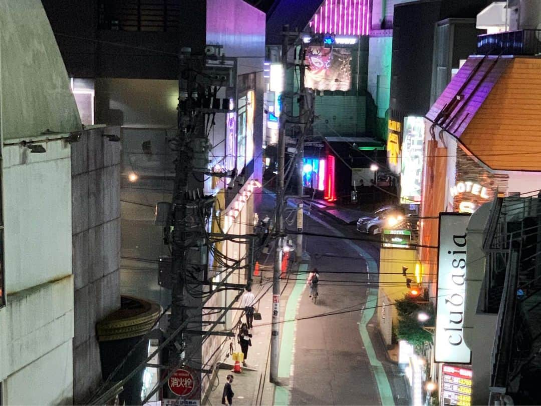 井浦新さんのインスタグラム写真 - (井浦新Instagram)「ユーロスペースからの円山町の景色 変わらぬ渋谷らしさが一望できて落ち着く  本日のティーチイン たくさんの質問や感想いただきました ありがとうございました 善い映画の観かたしてるなぁ じっくり味わってたのしんでくれてるなぁ と終了後に監督スタッフ一同と盛り上がりました  そして根岸撮影監督のスベりつづける話に中毒者増殖のため(本人もまんざらでもないため)イベント期間中もう一回くらい3人でつづきやるかもしれません  もう本日になりましたが 11日(木)19:30からの上映後 鶴田真由さんと横尾監督とのトークにも⚡️電撃参戦させていただきます 鶴田真由さんとじっくり話すのは日曜美術館以来 今度は映画の話で花を咲かせます ユーロスペースでお逢いしましょう お待ちしています #映画こはく #横尾組 #スベりつづける根岸撮影監督 #こはくトークイベント毎日あるよ #ユーロスペース」7月11日 0時48分 - el_arata_nest