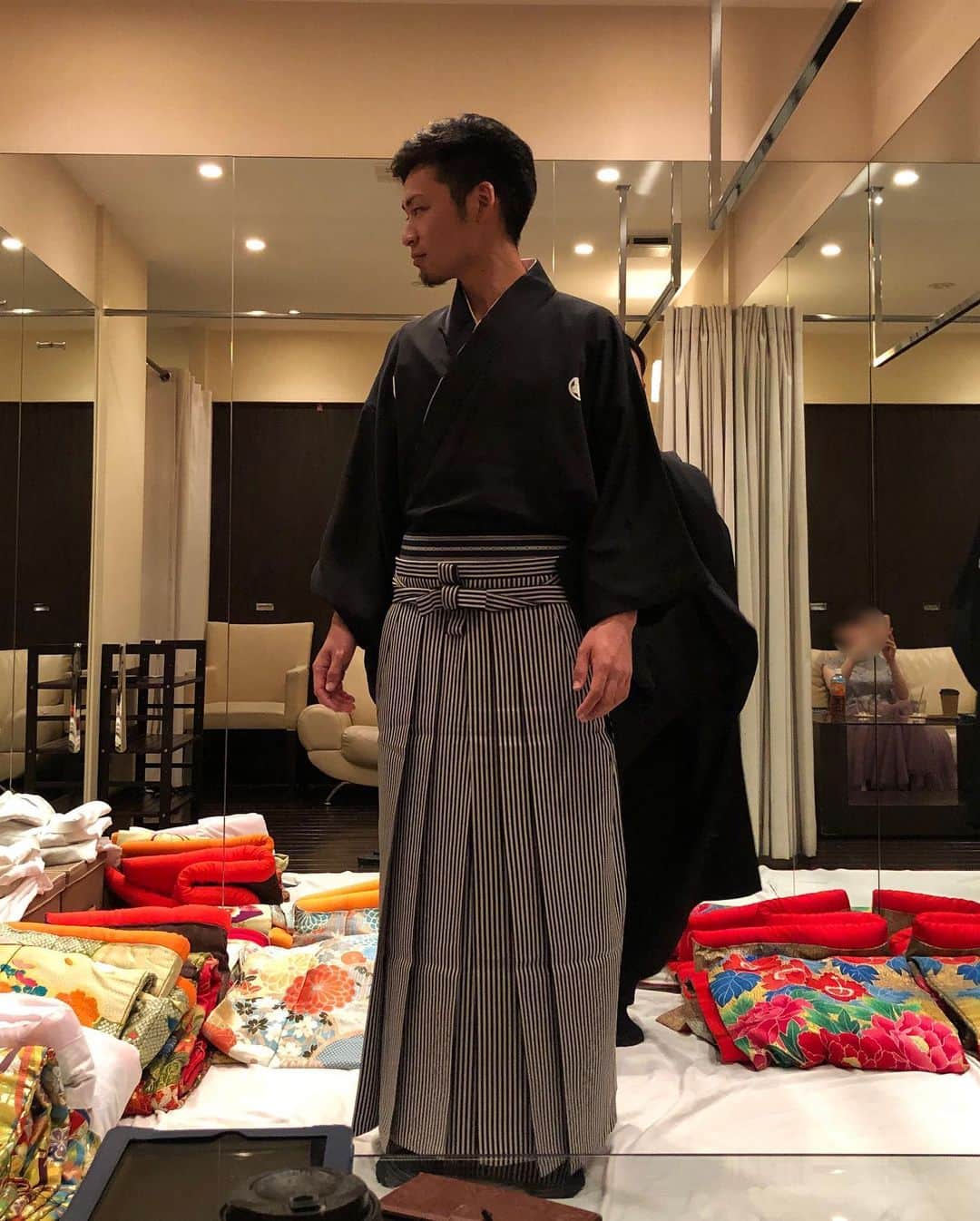 怜佳（カカオ接骨院 院長）さんのインスタグラム写真 - (怜佳（カカオ接骨院 院長）Instagram)「2019.6.2 ★2回目のドレスショップ( #ラヴォーガ ) ★第1回目のプランナーさんとの打ち合わせ  この日、ウェディングドレス決定👰✨ あとは、色打掛を何着か試着しました👘 写真の色打掛は金ピカ派手過ぎで私には似合いませんでした😂 なのであえて投稿😁笑 彼は、タキシードと黒紋付袴を試着🤵 どっちも似合う〜😍 第1回目の打ち合わせは •W-bookのお渡し •カメラ案内 •ビデオ案内 そして宿題😎 まだわからないことだらけなので 質問をいっぱいしました！ プランナーさんは丁寧にしっかり質問に対応してくださって心強いです💚  現状… 色打掛迷子 カラードレス迷子 タキシード迷子 素敵な出会いがありますように😭🙏 #ウェディングドレス #カラードレス #色打掛 #タキシード #黒紋付袴 #名古屋花嫁 #プレ花嫁 #エルダンジュ名古屋 #カラードレス迷子 #色打掛迷子 #タキシード迷子 #栁ちゃん夫婦 #カメラ好きな人と繋がりたい  #接骨院#女性院長#女性柔道整復師#筋膜リリース#骨盤矯正#立体動態波#ハイボルテージ#フェイシャルエステ#腸活#オイルケアセラピスト#ボディケアセラピスト#健康#美容#春日井#勝川」7月11日 0時48分 - cacaosekkotsuin