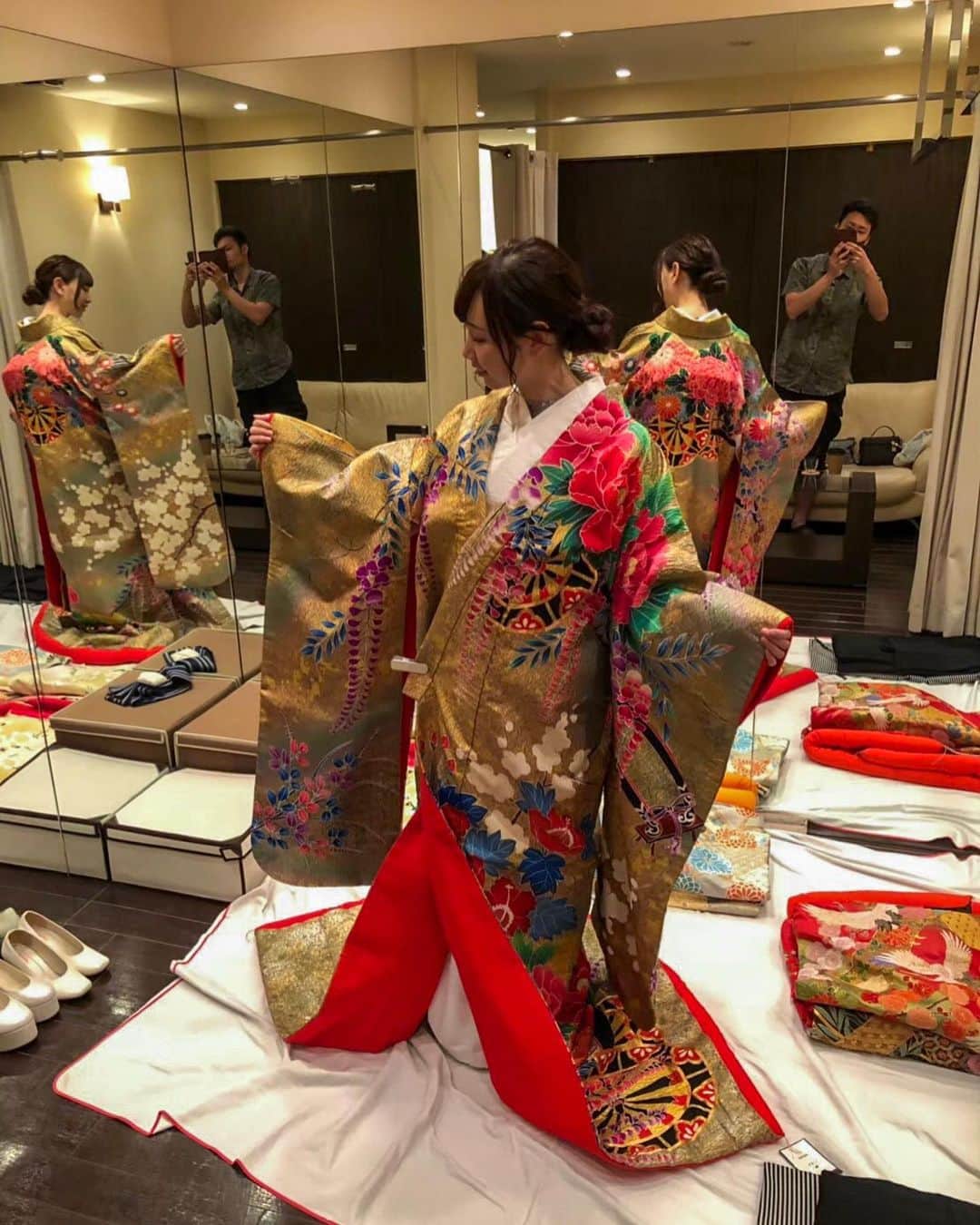 怜佳（カカオ接骨院 院長）さんのインスタグラム写真 - (怜佳（カカオ接骨院 院長）Instagram)「2019.6.2 ★2回目のドレスショップ( #ラヴォーガ ) ★第1回目のプランナーさんとの打ち合わせ  この日、ウェディングドレス決定👰✨ あとは、色打掛を何着か試着しました👘 写真の色打掛は金ピカ派手過ぎで私には似合いませんでした😂 なのであえて投稿😁笑 彼は、タキシードと黒紋付袴を試着🤵 どっちも似合う〜😍 第1回目の打ち合わせは •W-bookのお渡し •カメラ案内 •ビデオ案内 そして宿題😎 まだわからないことだらけなので 質問をいっぱいしました！ プランナーさんは丁寧にしっかり質問に対応してくださって心強いです💚  現状… 色打掛迷子 カラードレス迷子 タキシード迷子 素敵な出会いがありますように😭🙏 #ウェディングドレス #カラードレス #色打掛 #タキシード #黒紋付袴 #名古屋花嫁 #プレ花嫁 #エルダンジュ名古屋 #カラードレス迷子 #色打掛迷子 #タキシード迷子 #栁ちゃん夫婦 #カメラ好きな人と繋がりたい  #接骨院#女性院長#女性柔道整復師#筋膜リリース#骨盤矯正#立体動態波#ハイボルテージ#フェイシャルエステ#腸活#オイルケアセラピスト#ボディケアセラピスト#健康#美容#春日井#勝川」7月11日 0時48分 - cacaosekkotsuin