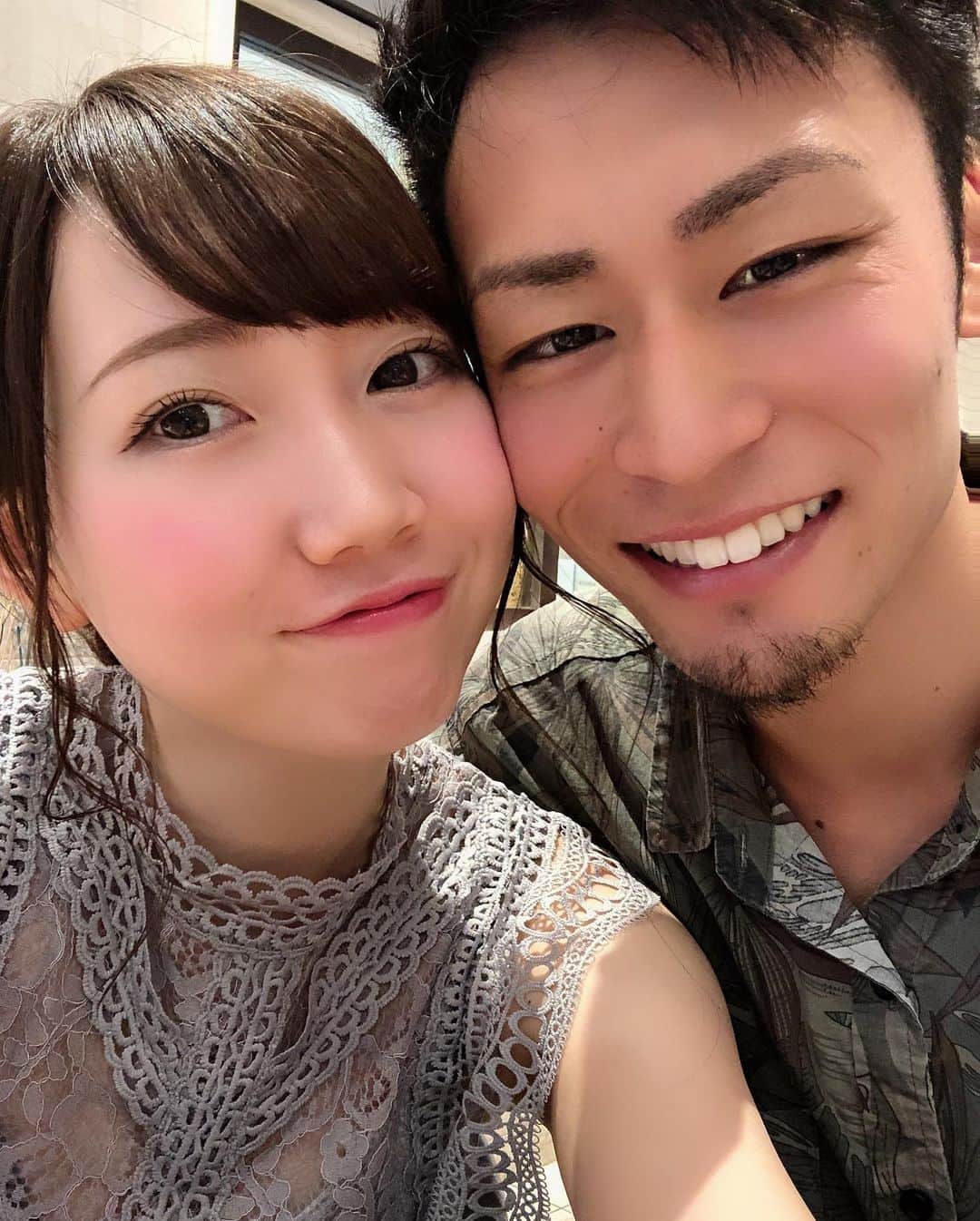 怜佳（カカオ接骨院 院長）さんのインスタグラム写真 - (怜佳（カカオ接骨院 院長）Instagram)「2019.6.2 ★2回目のドレスショップ( #ラヴォーガ ) ★第1回目のプランナーさんとの打ち合わせ  この日、ウェディングドレス決定👰✨ あとは、色打掛を何着か試着しました👘 写真の色打掛は金ピカ派手過ぎで私には似合いませんでした😂 なのであえて投稿😁笑 彼は、タキシードと黒紋付袴を試着🤵 どっちも似合う〜😍 第1回目の打ち合わせは •W-bookのお渡し •カメラ案内 •ビデオ案内 そして宿題😎 まだわからないことだらけなので 質問をいっぱいしました！ プランナーさんは丁寧にしっかり質問に対応してくださって心強いです💚  現状… 色打掛迷子 カラードレス迷子 タキシード迷子 素敵な出会いがありますように😭🙏 #ウェディングドレス #カラードレス #色打掛 #タキシード #黒紋付袴 #名古屋花嫁 #プレ花嫁 #エルダンジュ名古屋 #カラードレス迷子 #色打掛迷子 #タキシード迷子 #栁ちゃん夫婦 #カメラ好きな人と繋がりたい  #接骨院#女性院長#女性柔道整復師#筋膜リリース#骨盤矯正#立体動態波#ハイボルテージ#フェイシャルエステ#腸活#オイルケアセラピスト#ボディケアセラピスト#健康#美容#春日井#勝川」7月11日 0時48分 - cacaosekkotsuin