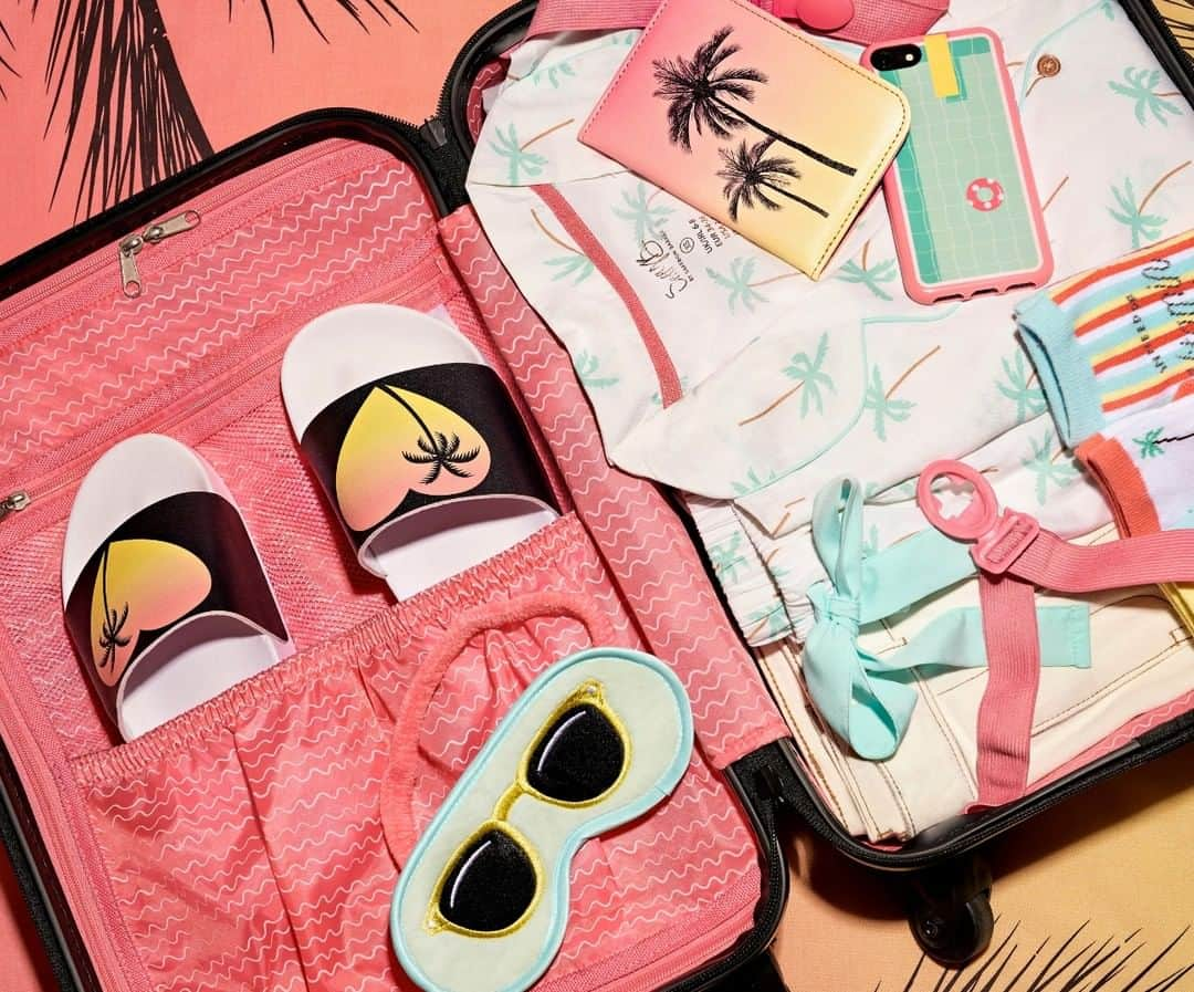 プリマークさんのインスタグラム写真 - (プリマークInstagram)「Packing it up in our new #PrimarkXSaffyB suitcase 😍☀️ Who's jetting away this summer? Suitcase £35/€45, PJ Set £12/€14, Sliders £5/€6 (Available in: 🇬🇧🇮🇪) #Primark #holidayvibes」7月11日 1時00分 - primark