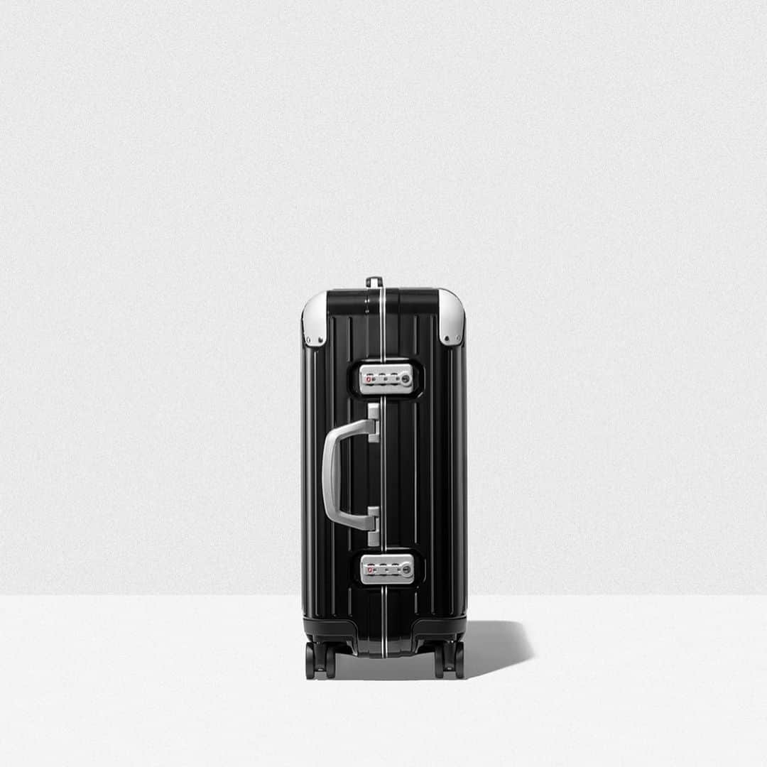 リモワさんのインスタグラム写真 - (リモワInstagram)「The many faces of an icon. Which are you travelling with next?  1-RIMOWA Essential ⁣2-RIMOWA Essential Lite 3-RIMOWA Essential Sleeve⁣ ⁣4-RIMOWA Hybrid⁣ ⁣5-RIMOWA Original  #RIMOWA #RIMOWAessential #RIMOWAhybrid #RIMOWAoriginal」7月11日 1時00分 - rimowa