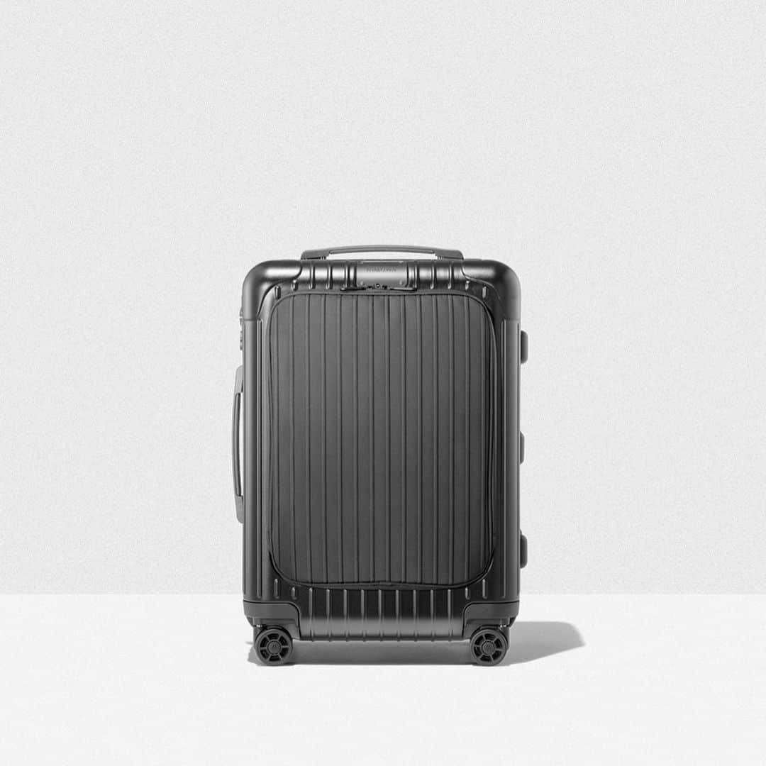 リモワさんのインスタグラム写真 - (リモワInstagram)「The many faces of an icon. Which are you travelling with next?  1-RIMOWA Essential ⁣2-RIMOWA Essential Lite 3-RIMOWA Essential Sleeve⁣ ⁣4-RIMOWA Hybrid⁣ ⁣5-RIMOWA Original  #RIMOWA #RIMOWAessential #RIMOWAhybrid #RIMOWAoriginal」7月11日 1時00分 - rimowa