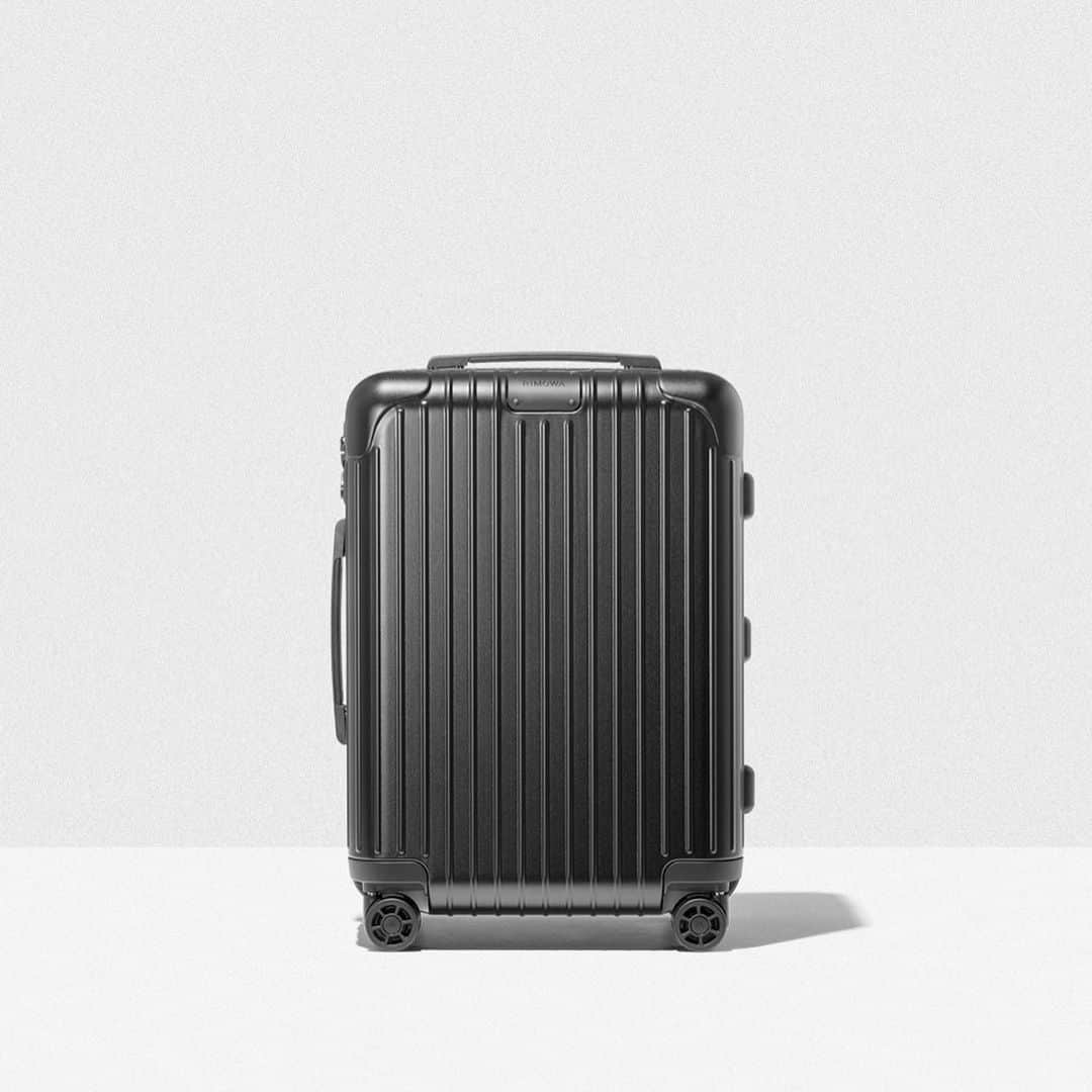 リモワさんのインスタグラム写真 - (リモワInstagram)「The many faces of an icon. Which are you travelling with next?  1-RIMOWA Essential ⁣2-RIMOWA Essential Lite 3-RIMOWA Essential Sleeve⁣ ⁣4-RIMOWA Hybrid⁣ ⁣5-RIMOWA Original  #RIMOWA #RIMOWAessential #RIMOWAhybrid #RIMOWAoriginal」7月11日 1時00分 - rimowa