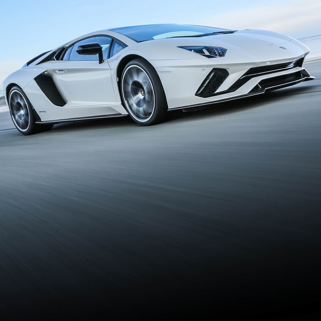 ランボルギーニのインスタグラム：「Motion that becomes light in the open air as it crosses the city. It’s the pure beauty of our Lamborghini Aventador S in every possible environment. Can you describe it with one word only?  #Lamborghini #AventadorS #LightsOnLamborghini」