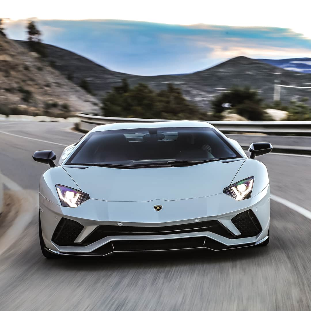 ランボルギーニさんのインスタグラム写真 - (ランボルギーニInstagram)「Motion that becomes light in the open air as it crosses the city. It’s the pure beauty of our Lamborghini Aventador S in every possible environment. Can you describe it with one word only?  #Lamborghini #AventadorS #LightsOnLamborghini」7月11日 1時00分 - lamborghini