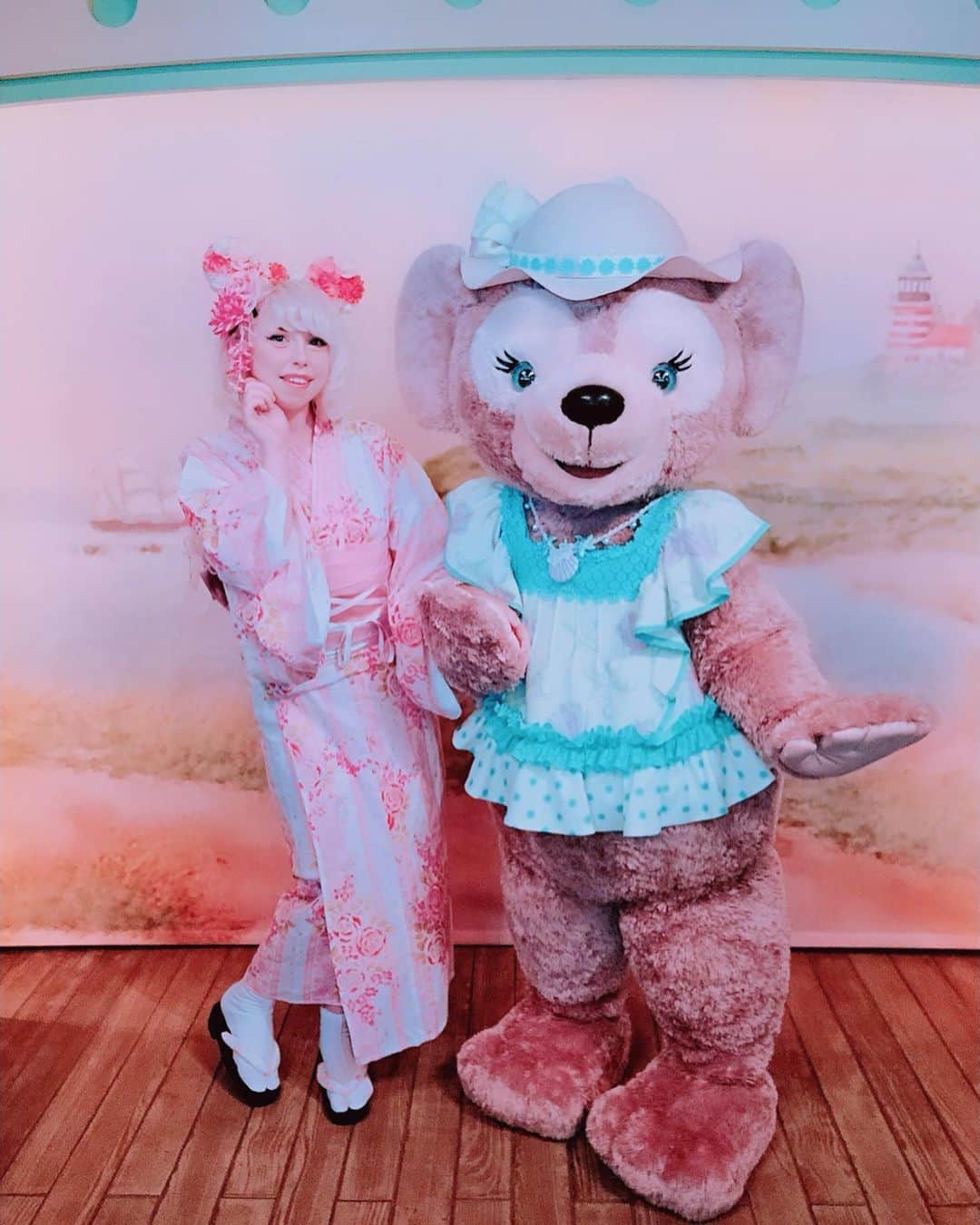 Elizabunnii エリザバニーのインスタグラム：「💖Bunnie in a rose yukata coord & Shellie May in a sunny fun outfit~!💕💖⁣ 🎀Wearing yukata is so fun~!💕 And I can put them on myself so I don’t need to go to kimono salon🙈 Going to kimono salon is so fun but it gets expensive ahah..💔💔 I don’t have much time left in Japan so I’m trying to wear yukata as much as possible before I have to go home~!💘💞💕⁣ #yukata #yukata👘 #tokyodisneysea #shelliemay #duffysunnyfun #disneysea #disneygram #disney #mickeyears #yukatagirl #浴衣 #浴衣帯アレンジ #浴衣コーデ #浴衣アレンジ #シェリーメイ #ディズニー好き #ディズニー #ディズニーシー #ディズニーコーデ」