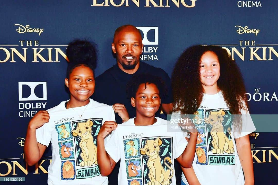 ジェイミー・フォックスさんのインスタグラム写真 - (ジェイミー・フォックスInstagram)「What a night with my little ones... the lion king premiere was 🔥🔥🔥 nothing like watching an iconic film with the fam... they are my lifeline... I’m trying to win that award... the daddy award that is... #daddydaughtertime #mylittlesimbas」7月11日 0時54分 - iamjamiefoxx