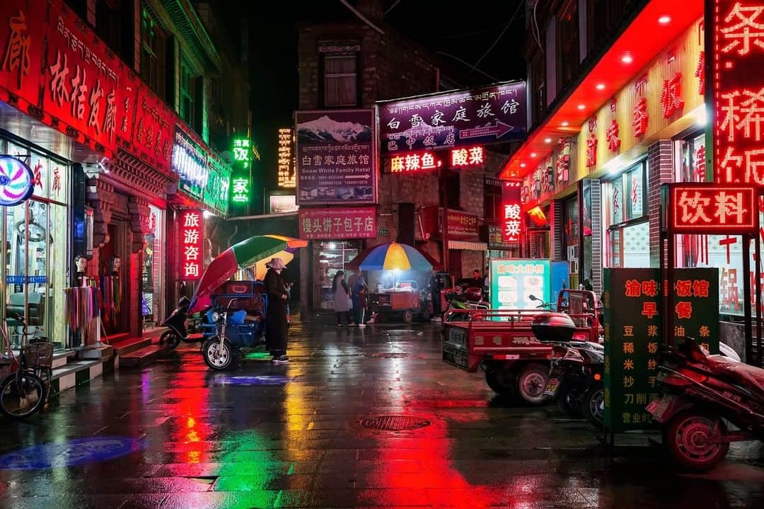 National Geographic Travelさんのインスタグラム写真 - (National Geographic TravelInstagram)「Photo by @andrea_frazzetta | Lhasa by night. Among the central streets of the Tibetan capital, colors and lights come alive. I was roaming the streets of the city on a tuk-tuk all wrapped in plastic to protect me from the rain when suddenly I noticed this little side street. I couldn’t resist—I jumped out and ran into a scene that reminded me of the atmosphere from the movie "Blade Runner." Tibet's holy city is changing fast. The city, once an ancient hub for Buddhism, has recently seen increasing development, leading to a growing connection to the outside world. To see more photos from my travels, follow me @andrea_frazzetta. #lhasa #tibet」7月11日 1時01分 - natgeotravel