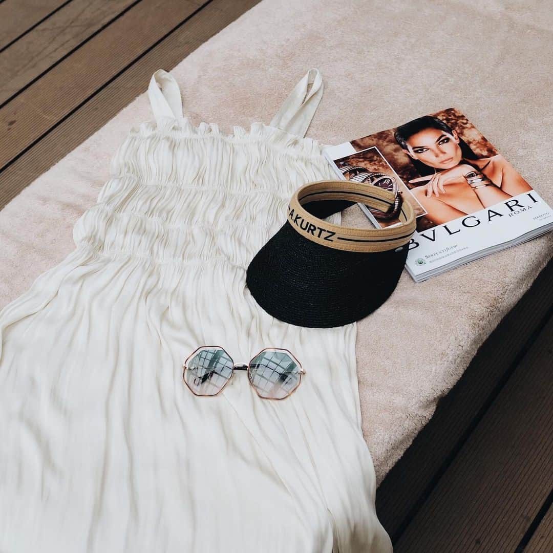 のインスタグラム：「Monday chilling #Monday #relax #Valmuer #chole  #afternoontea #fashionmagazine」