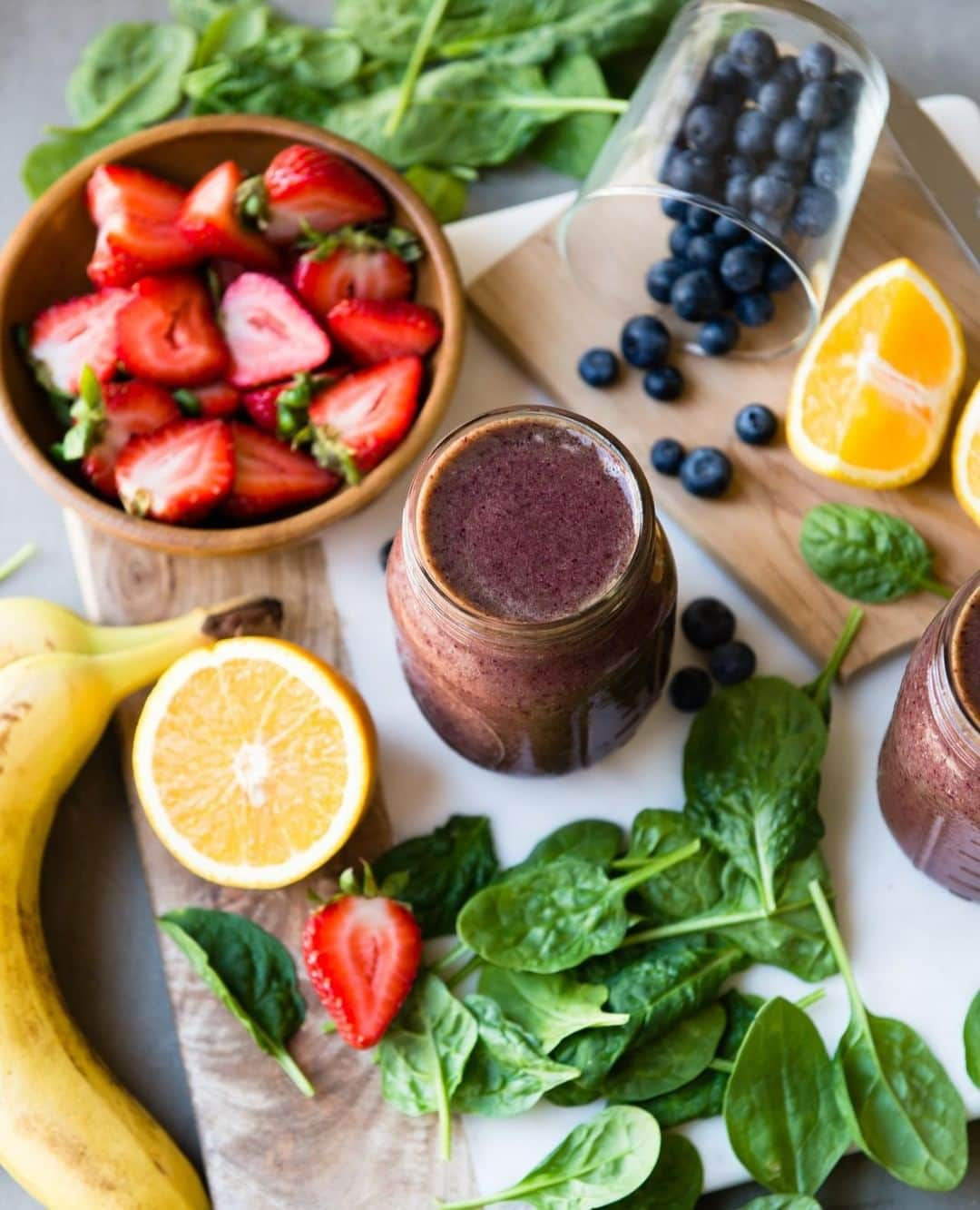 Simple Green Smoothiesさんのインスタグラム写真 - (Simple Green SmoothiesInstagram)「Blueberries are in SEASON!! 🙌🏻 And we've combined them with four of our favorite smoothie ingredients for this KID-APPROVED green smoothie!!⁠ ⁠ STRAWBERRY BANANA GREEN SMOOTHIE / serves two⁠ 2 cups spinach, fresh⁠ 2 oranges, peeled + seeded⁠ 1/2 cup water⁠ 1 cup strawberries⁠ 1 cup blueberries⁠ 2 bananas ⁠ ⁠ #greensmoothies #smoothie #simplegreensmoothies #kidfriendly #healthykids #rawkstar #drinkyourgreens #blueberries #strawberries #bananas #spinach #leafygreens #orange #blend #blenderrecipes」7月11日 1時02分 - simplegreensmoothies