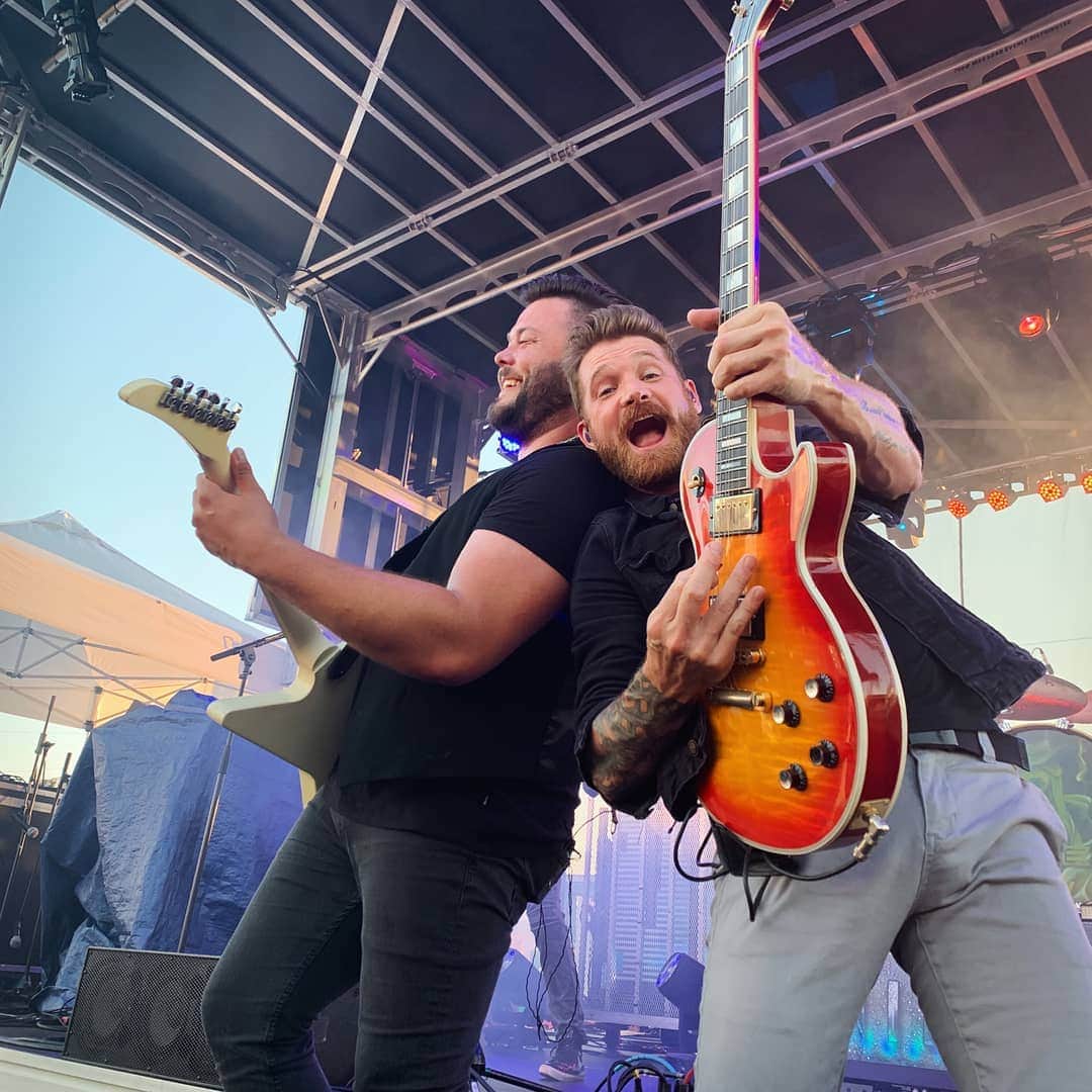 ヒンダーのインスタグラム：「You guys ROCK 🤘🎸 #HappyHump 📸: @justinshipleymusic」