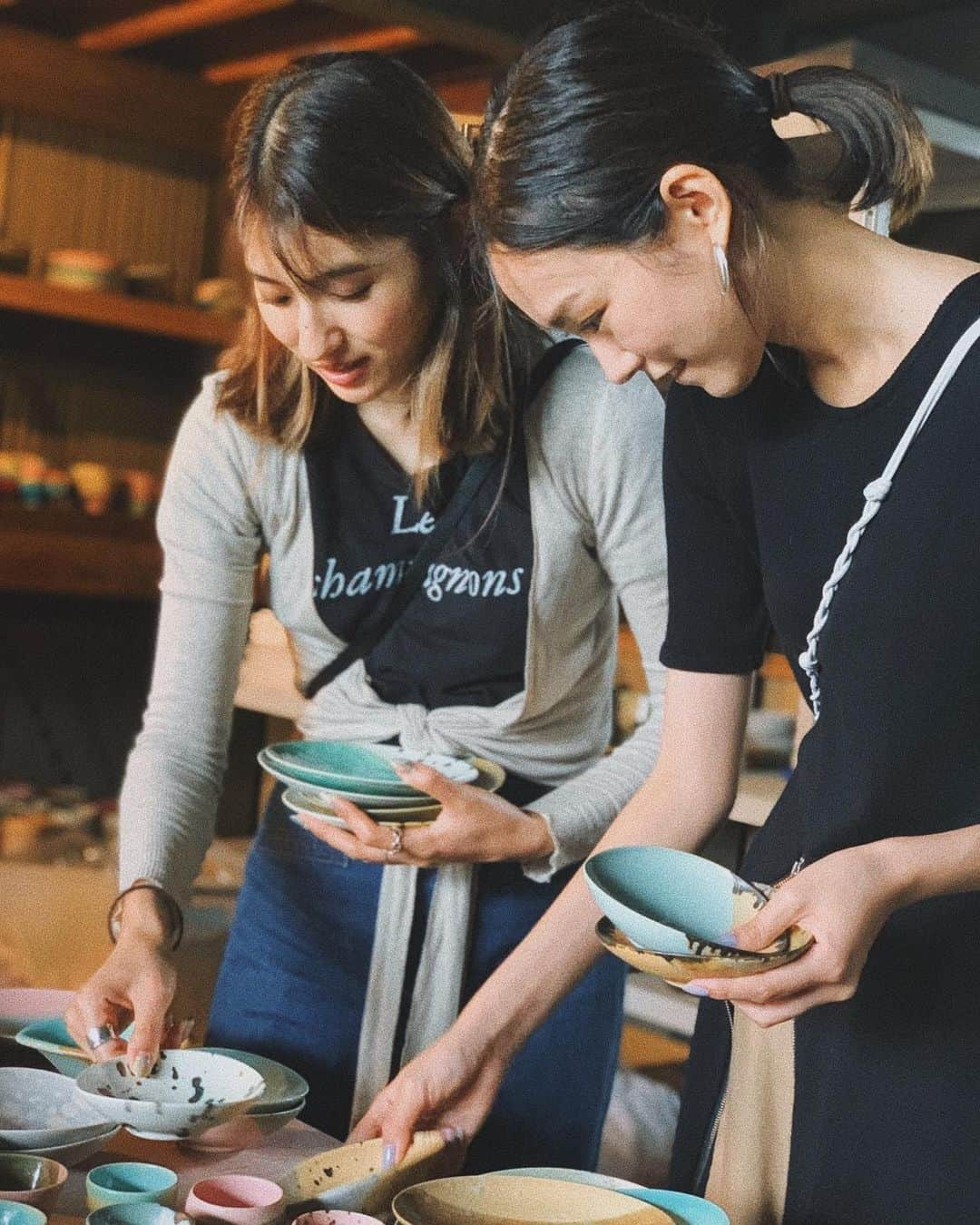 有末麻祐子さんのインスタグラム写真 - (有末麻祐子Instagram)「業界でも人気の作家さん 竹村良訓さんの@takemurayoshinori 工房にお邪魔しました。 幸也の紹介で、大人の遠足〜陶芸編〜 🤗 久々の美玲とはSeventeen時代のあの頃と何にも変わらない空気感でw 着いて早速竹村さんの器にテンション上がり、まずは持って帰る器達のセレクト開始✊🏻 竹村さんのお皿って見ているだけでも楽しくて アートみたいなんですよね。 どんなおかずを乗せようかとか考えながら ワクワクが止まらない！ この選んでる時間、幸せだよね🙋🏻‍♀️ #竹村良訓 さん」7月11日 1時05分 - mayukoarisue