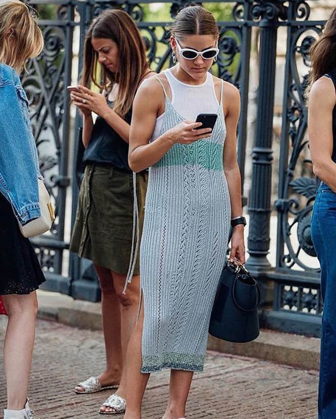 NYFW（ニューヨークファッションウィーク）さんのインスタグラム写真 - (NYFW（ニューヨークファッションウィーク）Instagram)「Cool for the summer in crochet dresses.✌️ #StreetStyle photo by @garconjon」7月11日 1時05分 - nyfw