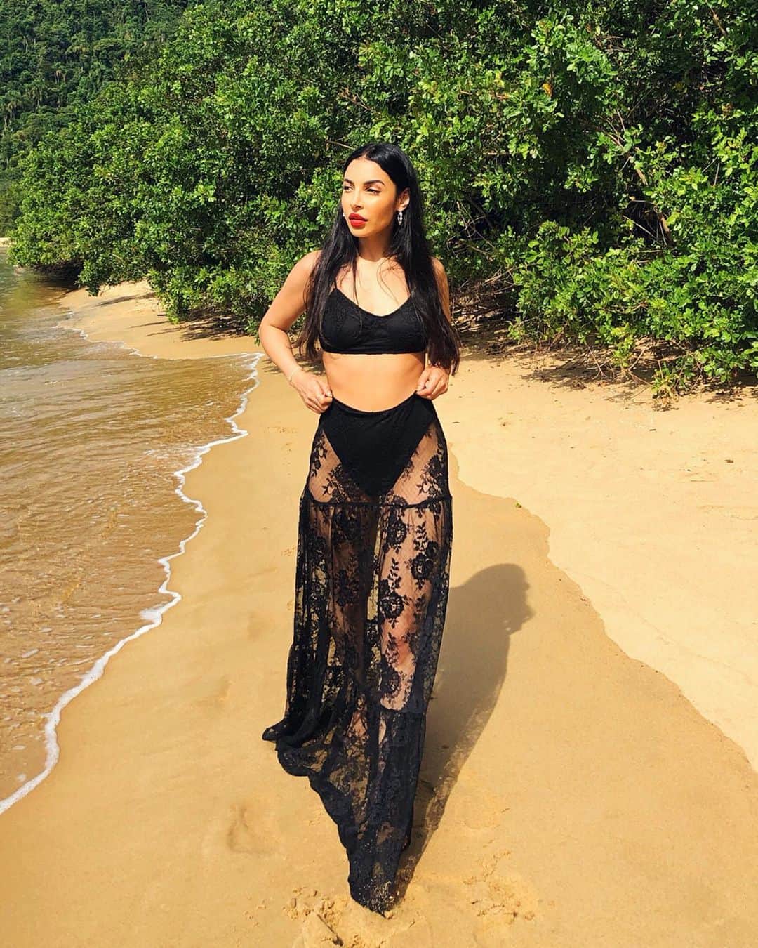 sananasのインスタグラム：「Paradise 🏝🙏🏻Seule au monde 😍Ça va il fait beau à la maison je suis contente je ne perds pas le soleil ahah 😜Comment s’est passée votre journée ? . Tenue : @prettylittlething 😘 Rouge à lèvres : @MaccosmeticsFrance Lady Danger 💄 . . #Tenue #Outfit #BeachOutfit #SummerOutfit #PrettyLittleThing」