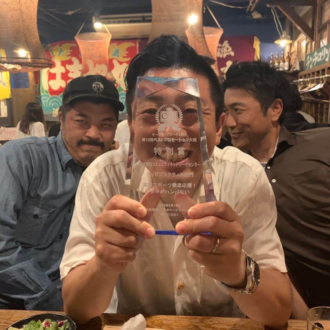 のインスタグラム：「MCを担当している『ハイスポ』という番組が、なにやら素敵な賞をいただいたそうな👏  濃いぃおじさんたち（だけじゃないけどね）と一緒に、高校生アスリートの皆んなを応援しています💪  #tdx #ハイスポ #青春がハンパない」