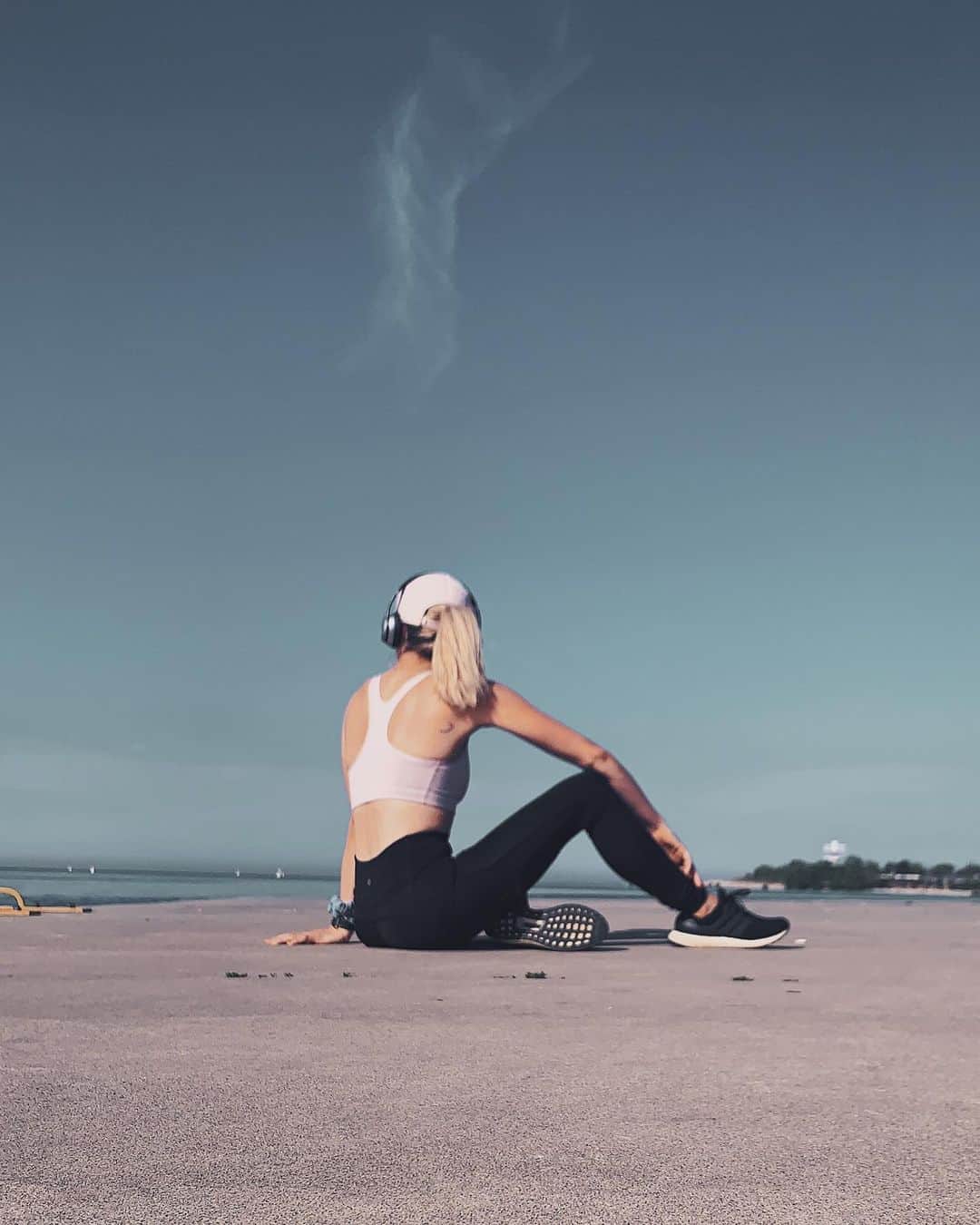 Kalyn Nicholsonのインスタグラム：「five things to do everyday: - read - write - sweat - stretch - meditate (the hardest of the bunch) - I forgot coffee.. so maybe 6 things.  On the weekends, I scramble these up and serve ‘em in any given order. The sum of which has been captured and posted to my main channel🌻」