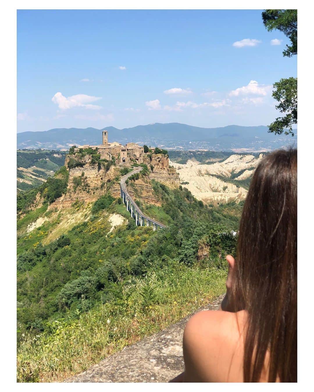 シェリー・ヘニッヒのインスタグラム：「I’m staying the night at the top no cars allowed & I sent these photos to my mom she was like please don’t walk be careful the golf cart doesn’t start moving w you on it wear sunscreen & tie your shoes」