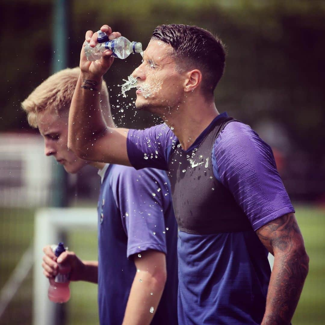 トッテナム・ホットスパーFCさんのインスタグラム写真 - (トッテナム・ホットスパーFCInstagram)「Coco cooling off 😅 #COYS」7月11日 1時15分 - spursofficial