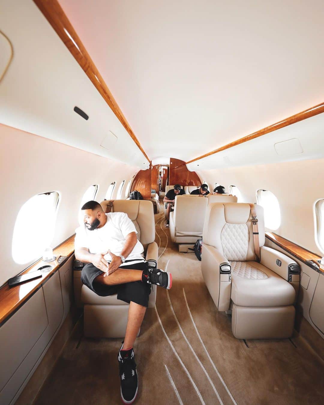 DJキャレドさんのインスタグラム写真 - (DJキャレドInstagram)「They don’t want you to fly so I Fly GLOBALS  #FATHEROFASAHD TO THE WORLD 🌎」7月11日 1時26分 - djkhaled