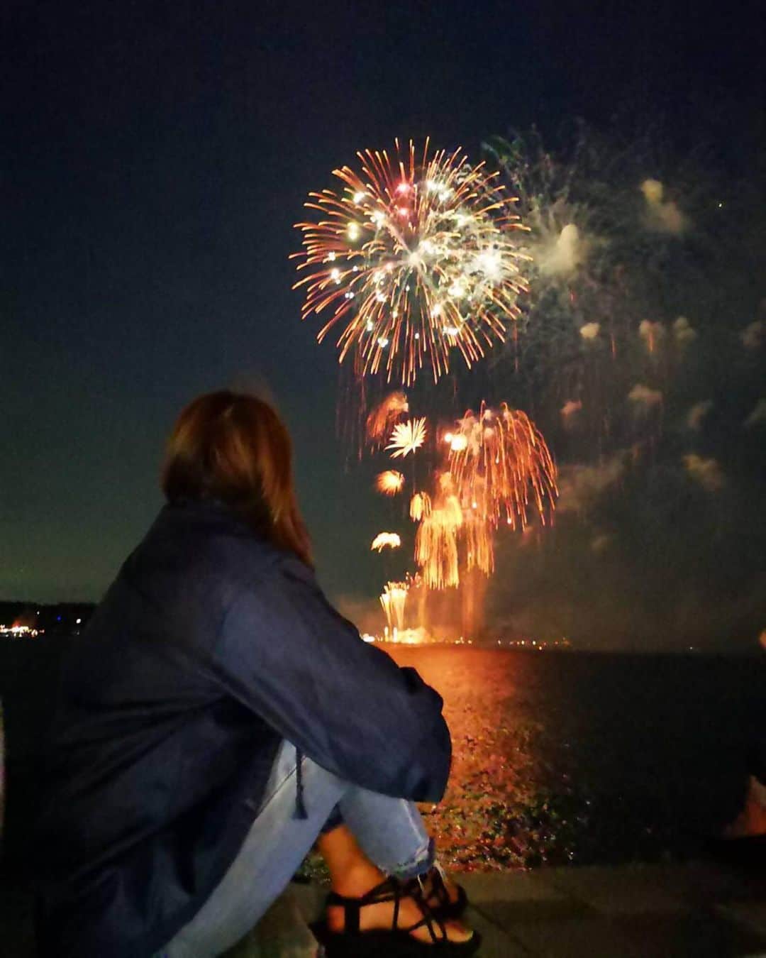 ETSUKOさんのインスタグラム写真 - (ETSUKOInstagram)「今日は楽しみにしてた鎌倉花火大会🎆 晴れて良かった☀️ 金鳥の夏 日本の夏 🦟  #花火大会 #花火 #鎌倉花火大会 #金鳥の夏日本の夏 #由比ヶ浜 #海 #2019 #fireworks #hanabi #yuigahama #japan #instagood #kamakura」7月11日 1時18分 - lalanail_etsu