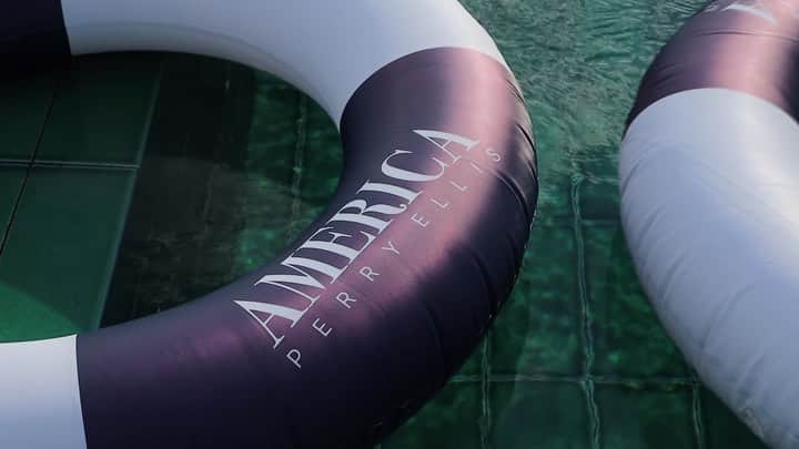 ペリーエリスのインスタグラム：「#PerryEllisAmerica celebrated it's launch in Europe with a pool party hosted by Creative Director Michael Maccari @mmmac and DJ sets from @dj_fattony_ , @honeydijon and @joe_hot_chip. Discover the #PerryEllisAmerica collection, available now at @flannelsman and @flannelswoman. 🎥 @designolly」