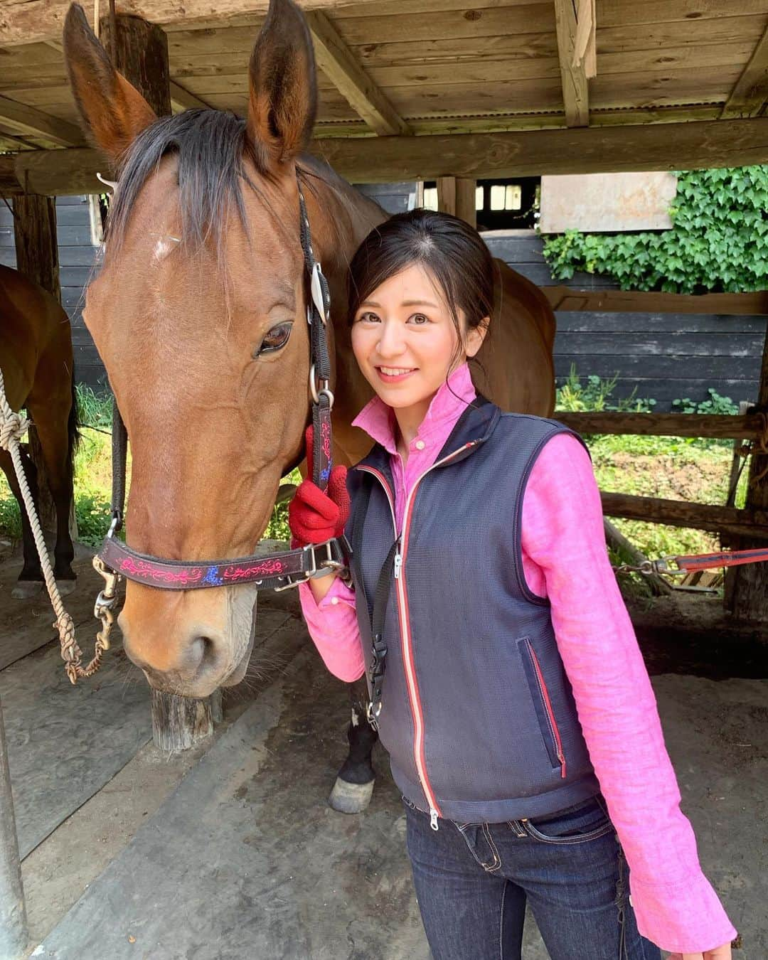 吉村優さんのインスタグラム写真 - (吉村優Instagram)「北海道出張日記①乗馬 * 帰り✈︎は遅めの飛行機にして 念願の海岸沿い外乗🐎♡ * 景色にも馬にも癒されましたぁぁ🥺 とぉってもリフレッシュ〜😍 * 楽しすぎて帰るのが名残惜しすぎて 空港でお土産も買えないほど 時間たっぷり満喫っ😂 非日常を味わいすぎて 社会復帰出来ないんじゃないか🤔 と思うほど笑 ですが 明日はAbemaなので おやすみなさい〜😴♡ * #北海道 #札幌 #石狩 #hokkaido  #乗馬 #外乗 #馬 #horse #horsetherapy #horseriding  #出張 #アナウンサー #リフレッシュ #現実逃避」7月11日 1時35分 - yuyoshimura87