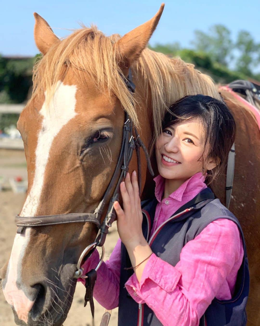 吉村優さんのインスタグラム写真 - (吉村優Instagram)「北海道出張日記①乗馬 * 帰り✈︎は遅めの飛行機にして 念願の海岸沿い外乗🐎♡ * 景色にも馬にも癒されましたぁぁ🥺 とぉってもリフレッシュ〜😍 * 楽しすぎて帰るのが名残惜しすぎて 空港でお土産も買えないほど 時間たっぷり満喫っ😂 非日常を味わいすぎて 社会復帰出来ないんじゃないか🤔 と思うほど笑 ですが 明日はAbemaなので おやすみなさい〜😴♡ * #北海道 #札幌 #石狩 #hokkaido  #乗馬 #外乗 #馬 #horse #horsetherapy #horseriding  #出張 #アナウンサー #リフレッシュ #現実逃避」7月11日 1時35分 - yuyoshimura87