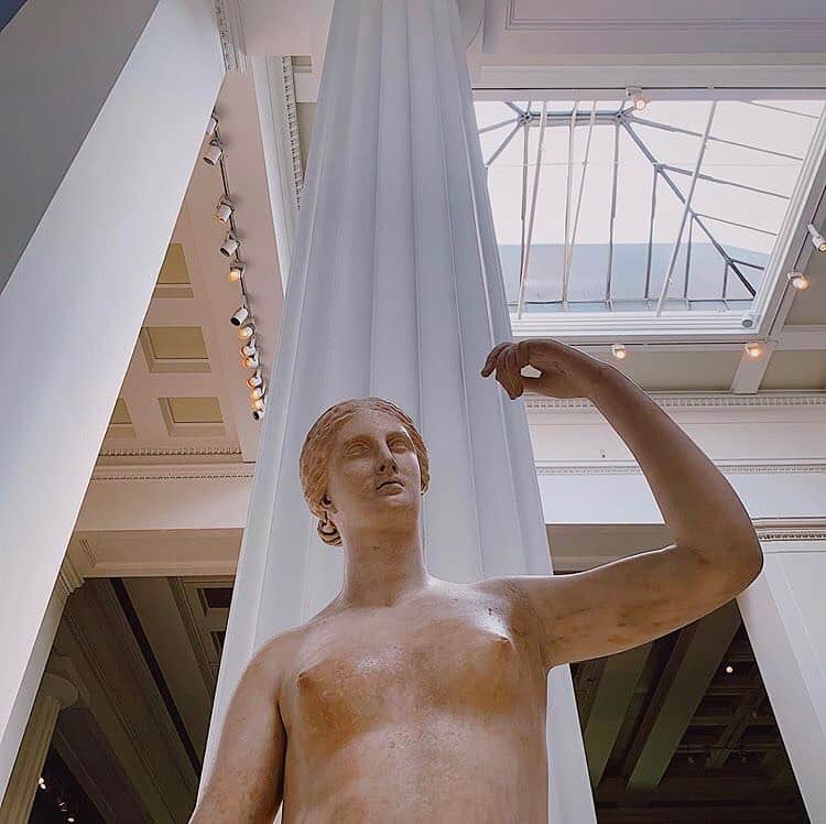 のインスタグラム：「💘This marble sculpture represents Venus, the Roman goddess of love.  It was made in the 1st or 2nd century AD, but it’s similar to statues made almost 600 years earlier of the ancient Greek goddess Aphrodite. Many workshops in the Roman period produced copies of famous Greek works, or imitated elements of them to create new versions.  Thanks to @mirkobarile for this brilliant photo of Venus in Room 23.  Share your photos of the Museum with us by tagging the location! 📍🏛📸 #regram #repost #photography #BritishMuseum #GreatCourt #London #📸 #UK」